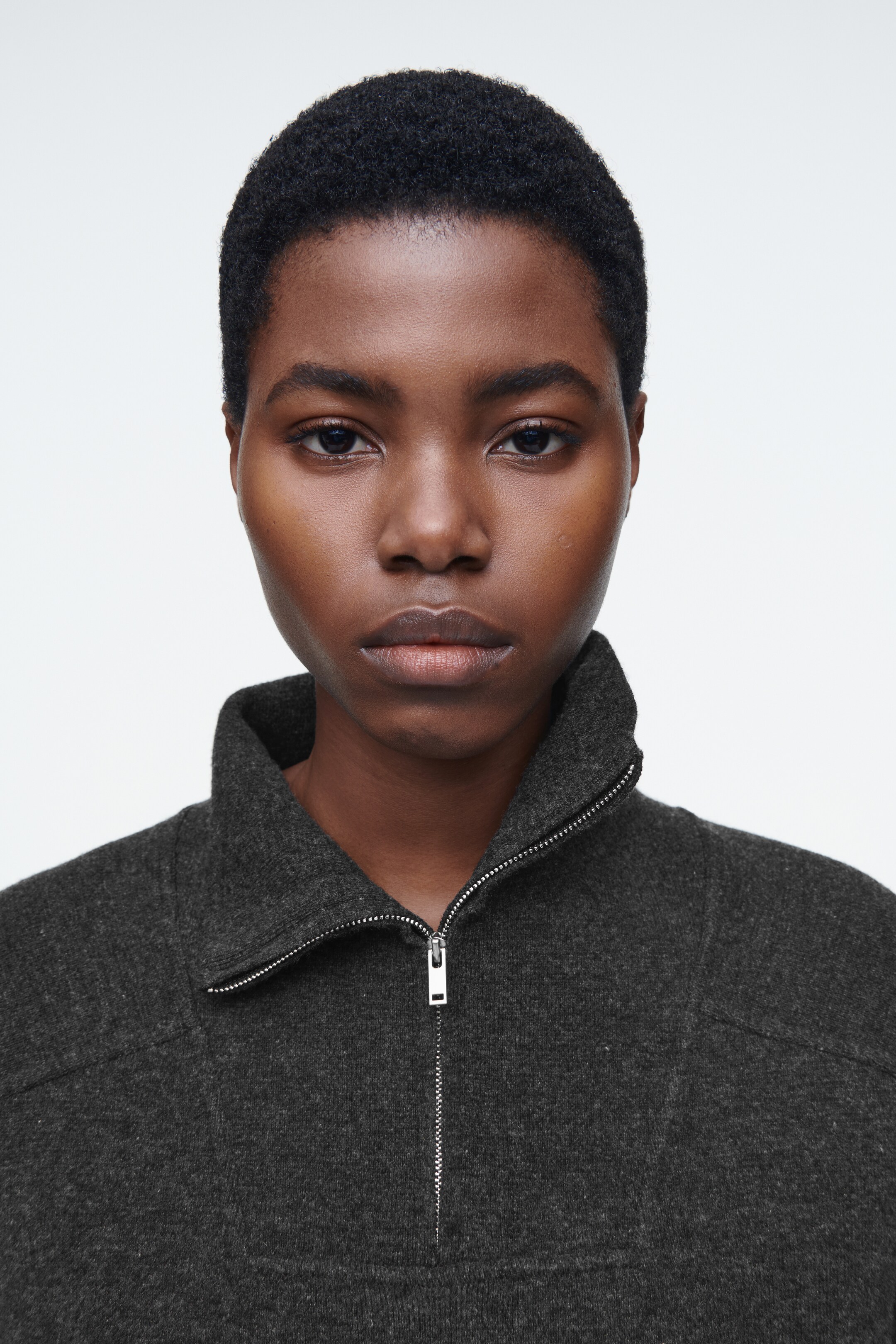 Zobacz większy obraz: SWETER Z WEŁNĄ MERYNOSOWĄ Z KRÓTKIM SUWAKIEM - CIEMNOSZARY MELANŻ | H&M PL 3