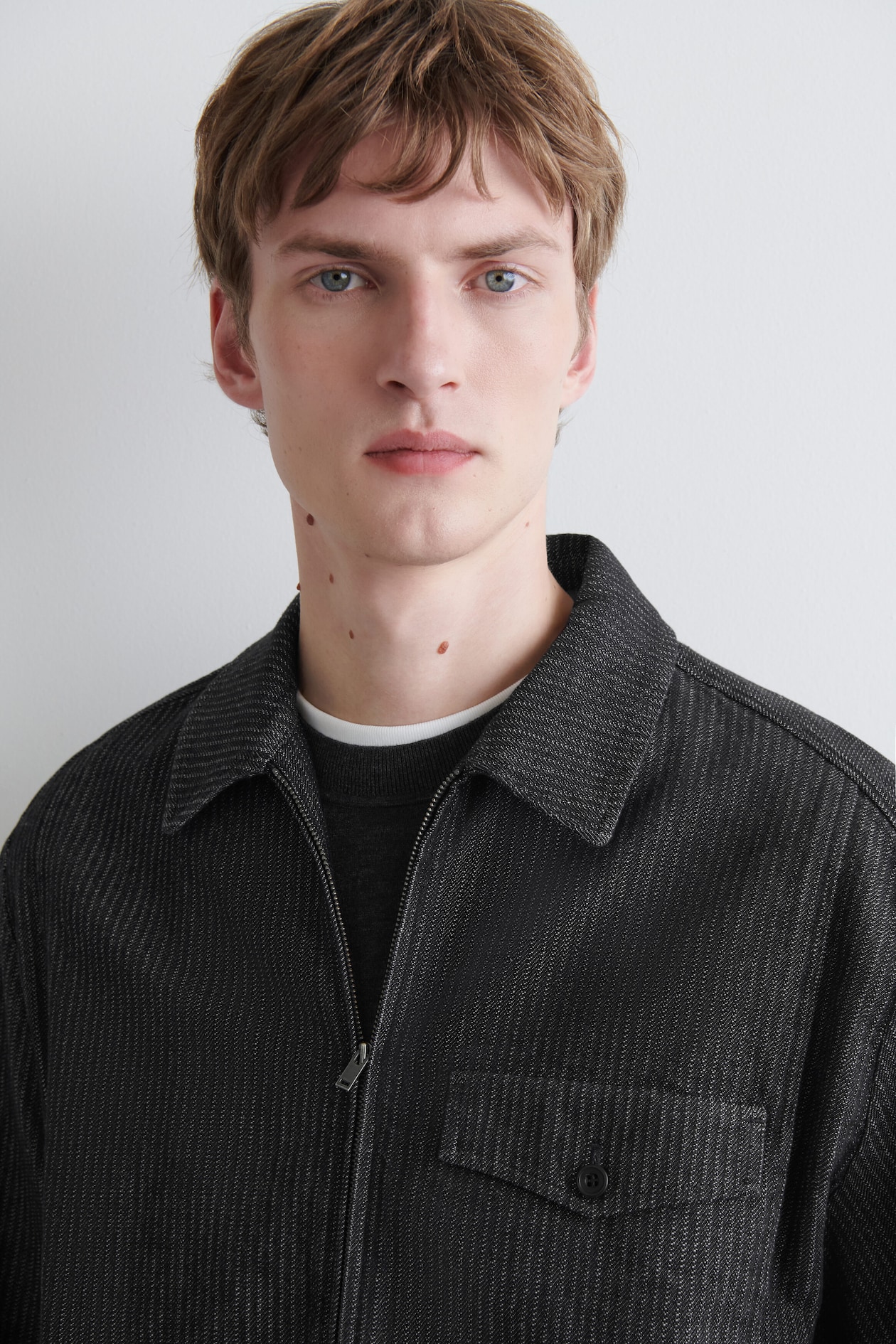 PINSTRIPED DENIM ZIP-UP OVERSHIRT — BLACK / PINSTRIPED