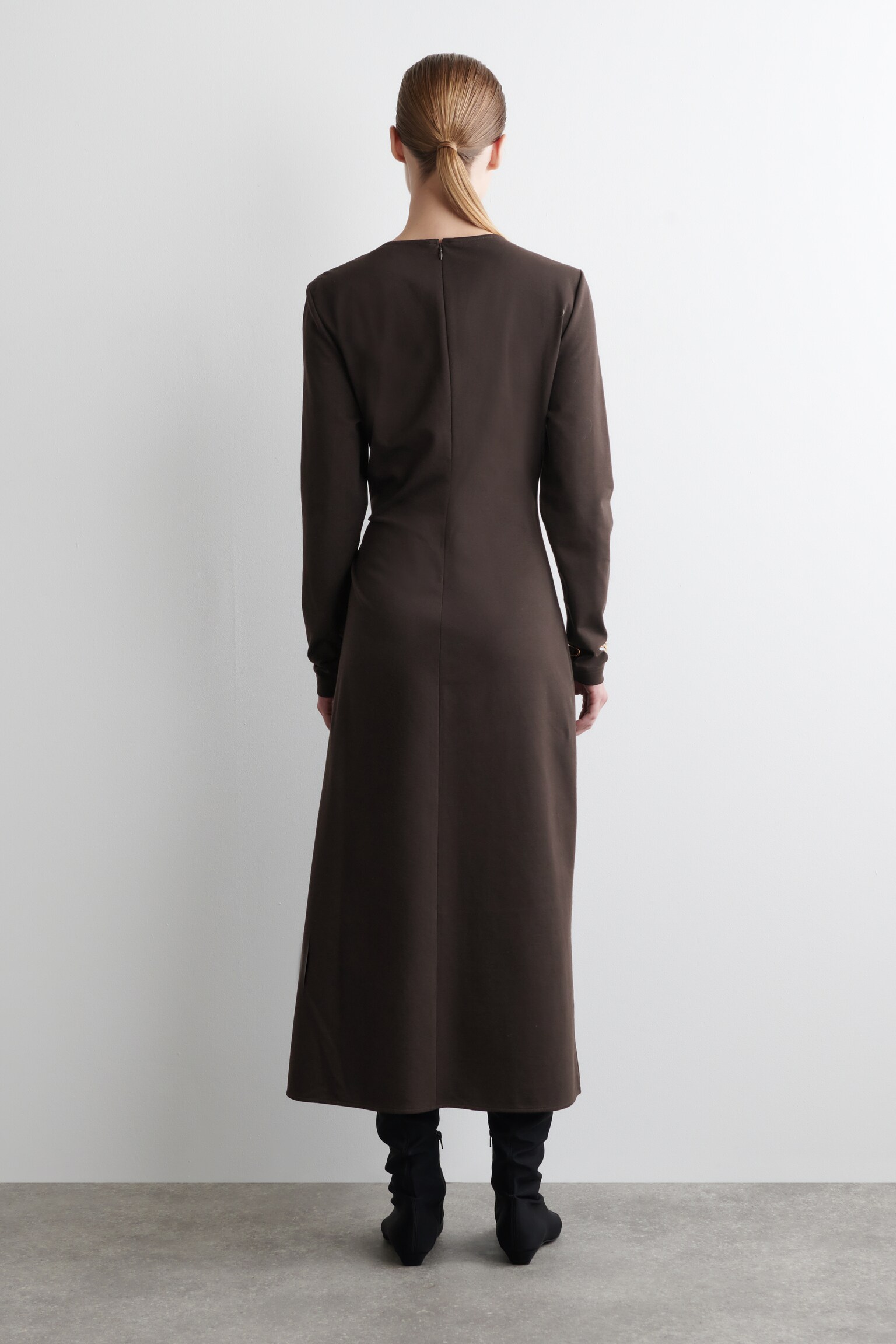VESTIDO DE MANGA LARGA CON DETALLE DE NUDO - MARRÓN OSCURO - 5