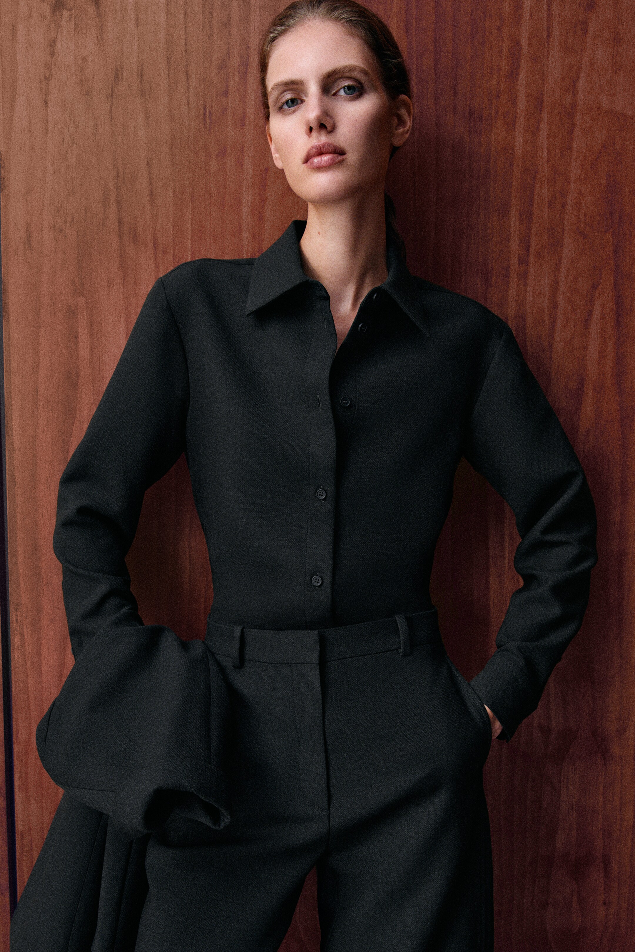 Größeres Bild anzeigen: Das dunkel gefärbte WOOL SHIRT wird von vorne präsentiert, mit einem klassischen Kragen und einem Knopfverschluss mit passenden Knöpfen. Das langärmelige Hemd zeigt eine taillierte Passform.