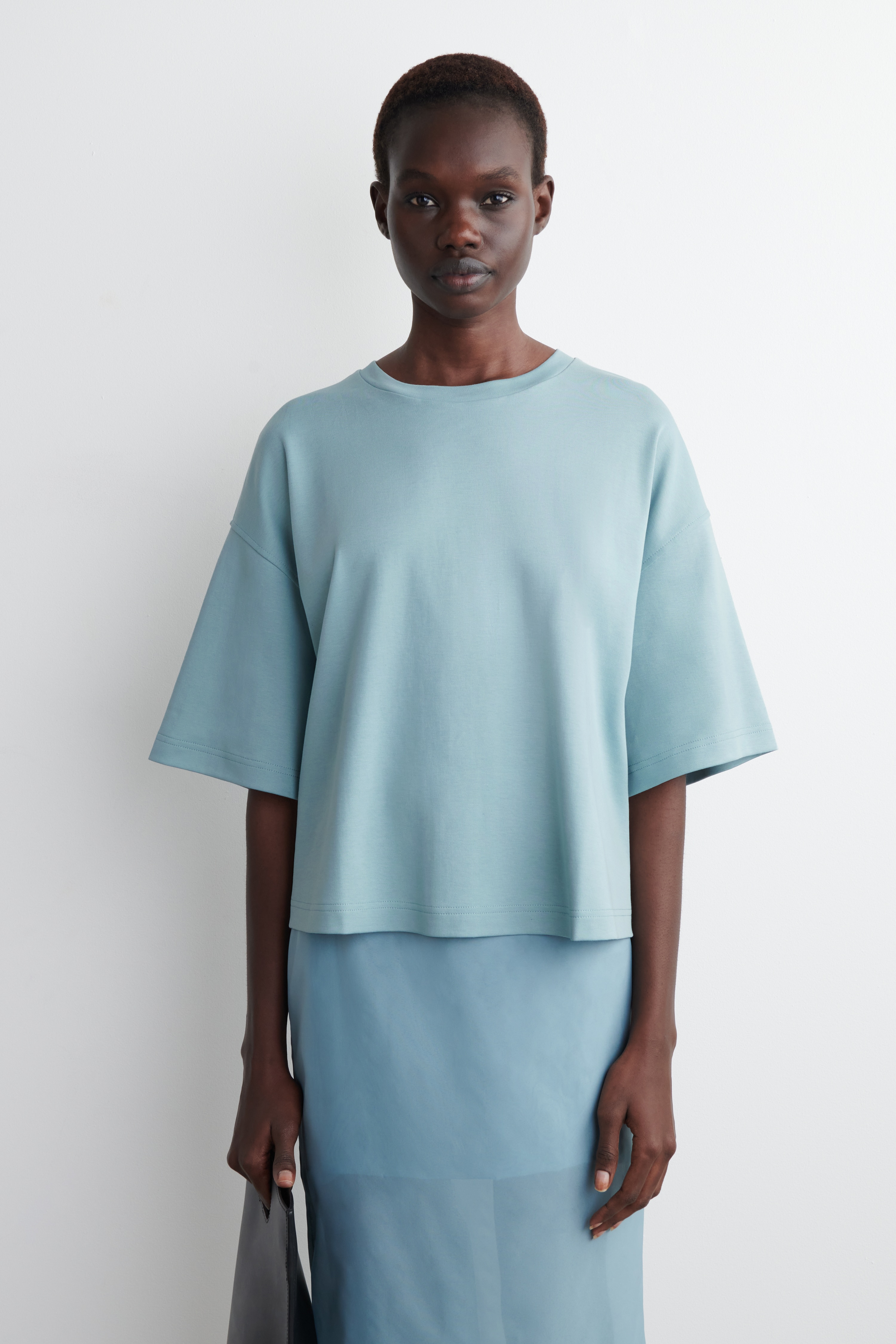 PUDEŁKOWY T-SHIRT OVERSIZE - JASNONIEBIESKI/BIAŁY