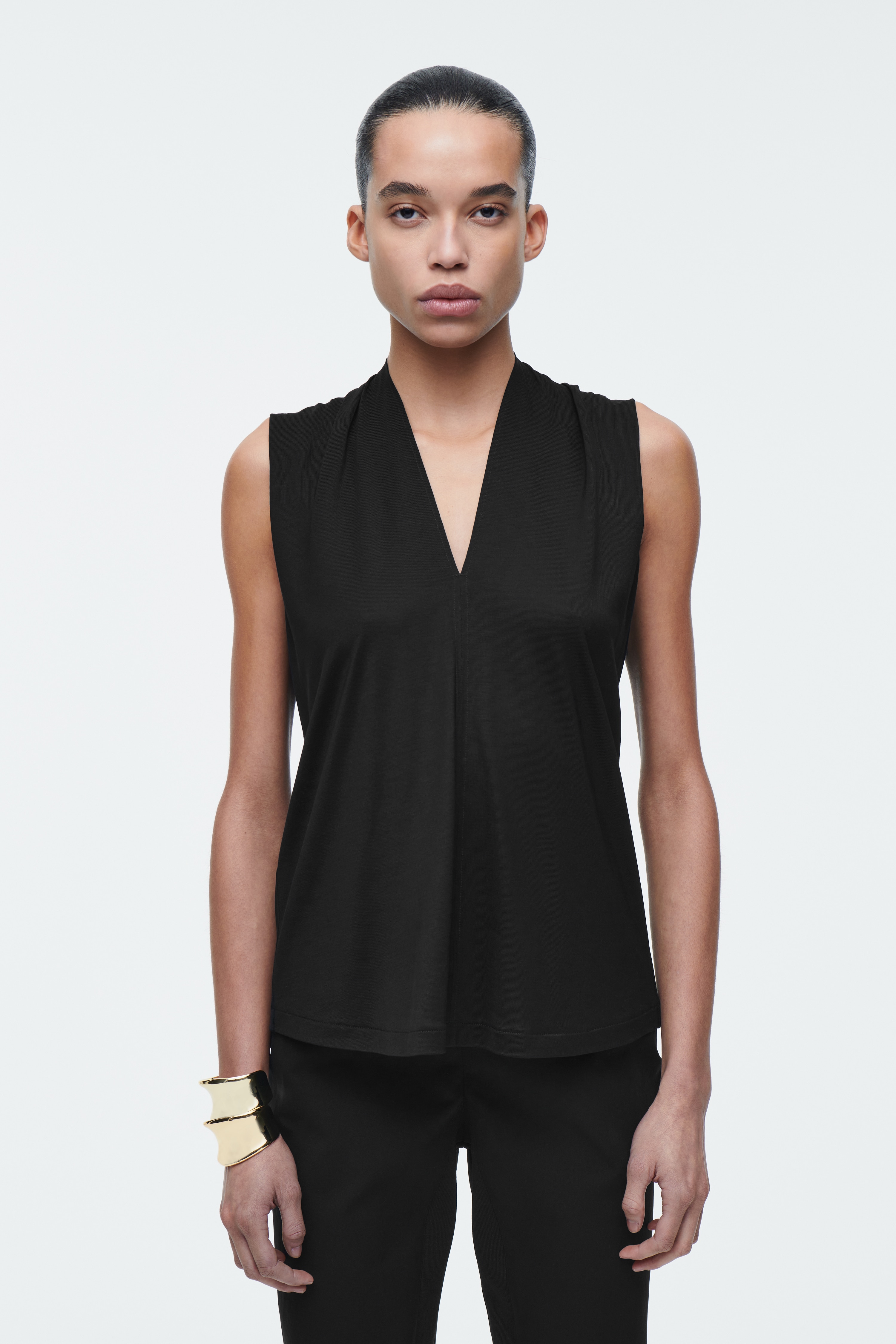 TOP S VOLNĚ PŘEHNUTÝM VÝSTŘIHEM DO V - ČERNÁ/SVĚTLEMODRÁ