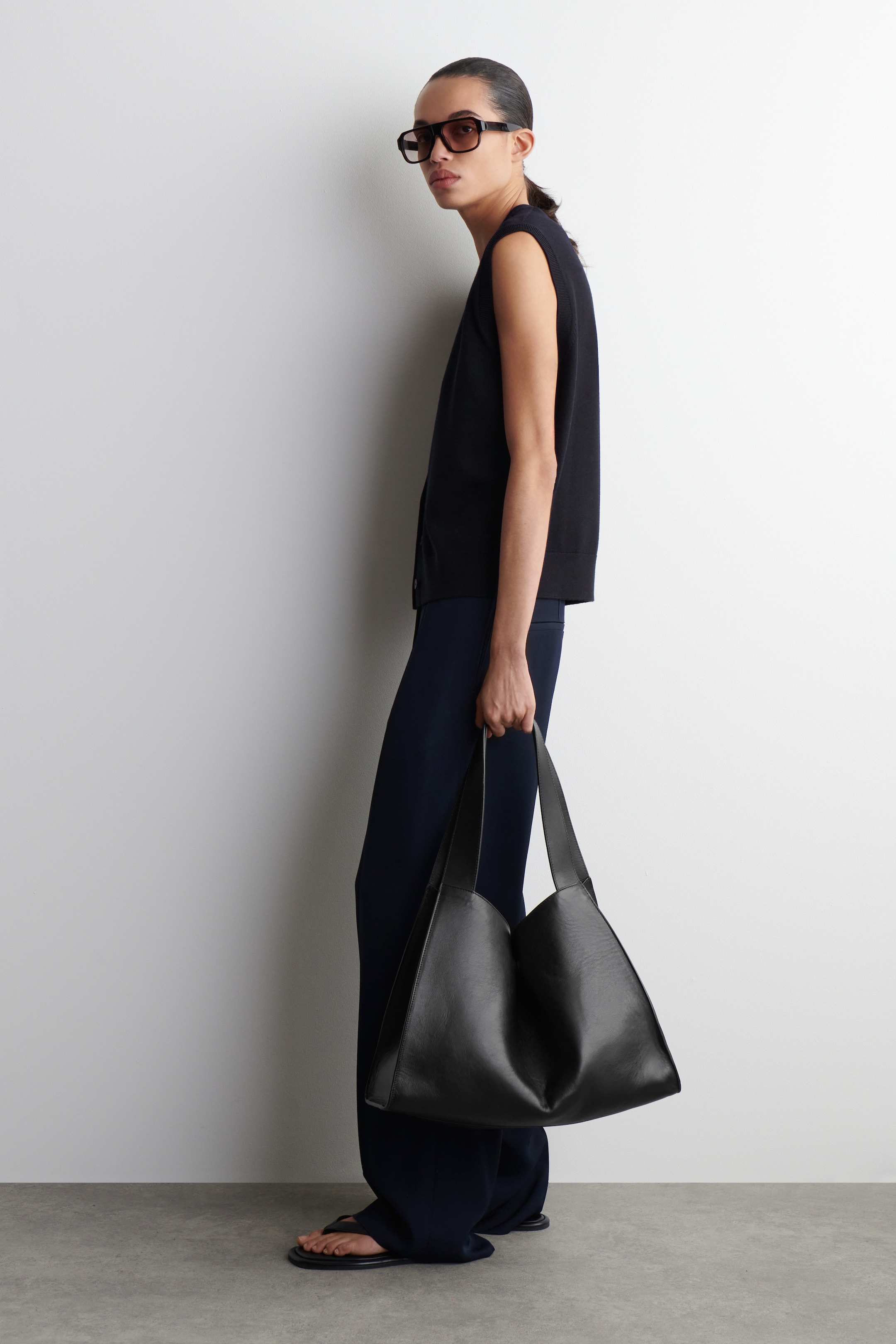 Größeres Bild ansehen: WESTE AUS MERINOWOLLE MIT V-AUSSCHNITT - NAVYBLAU - Ladies | H&M DE 4