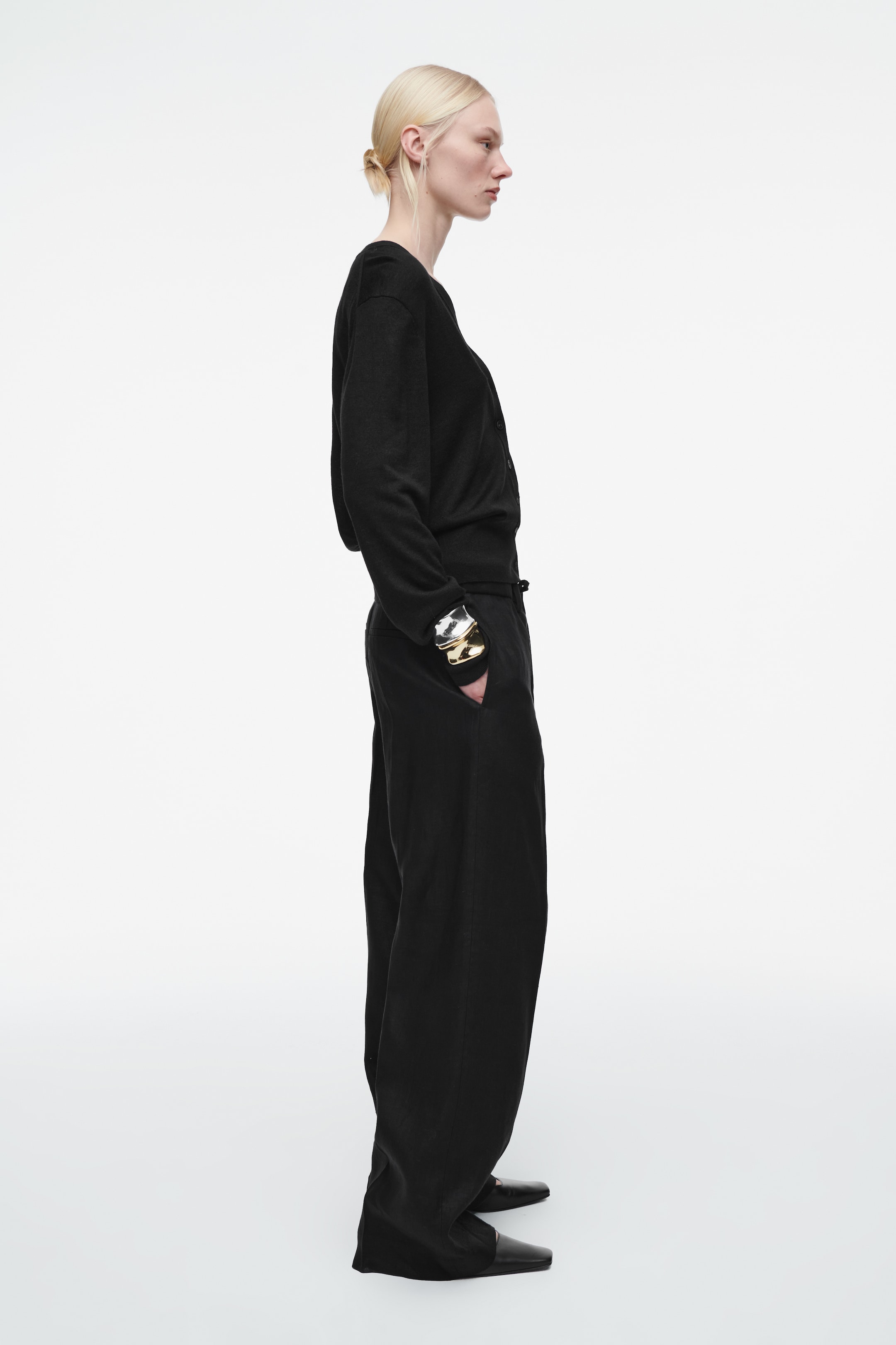 Ingrandisci l'immagine: MERINO WOOL-LINEN BLEND V-NECK CARDIGAN - BLACK - DONNA | H&M CH 4
