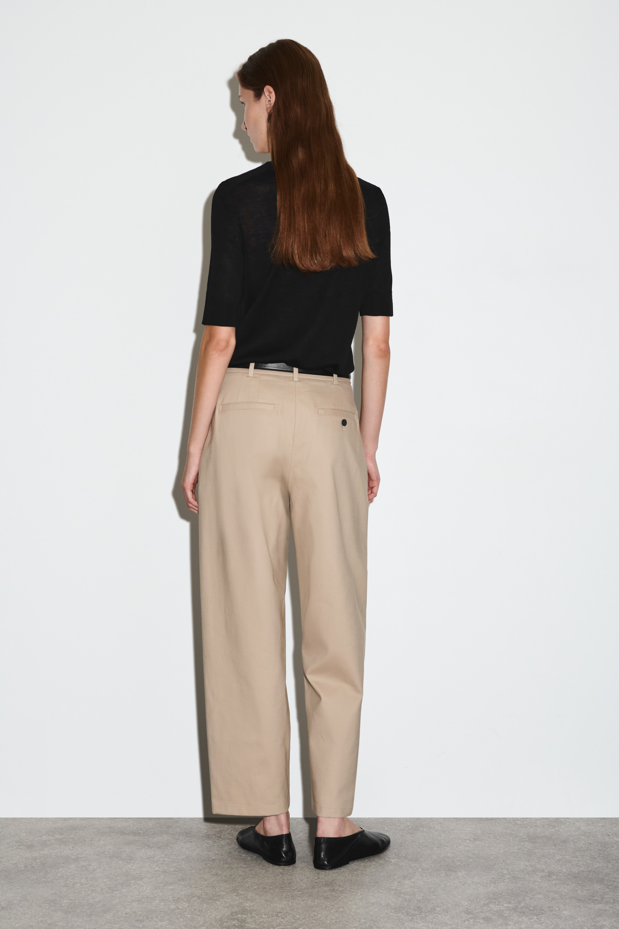 Visa större bild: BARREL-LEG CHINOS I BOMULL - BEIGE - DAM | H&M SE 3