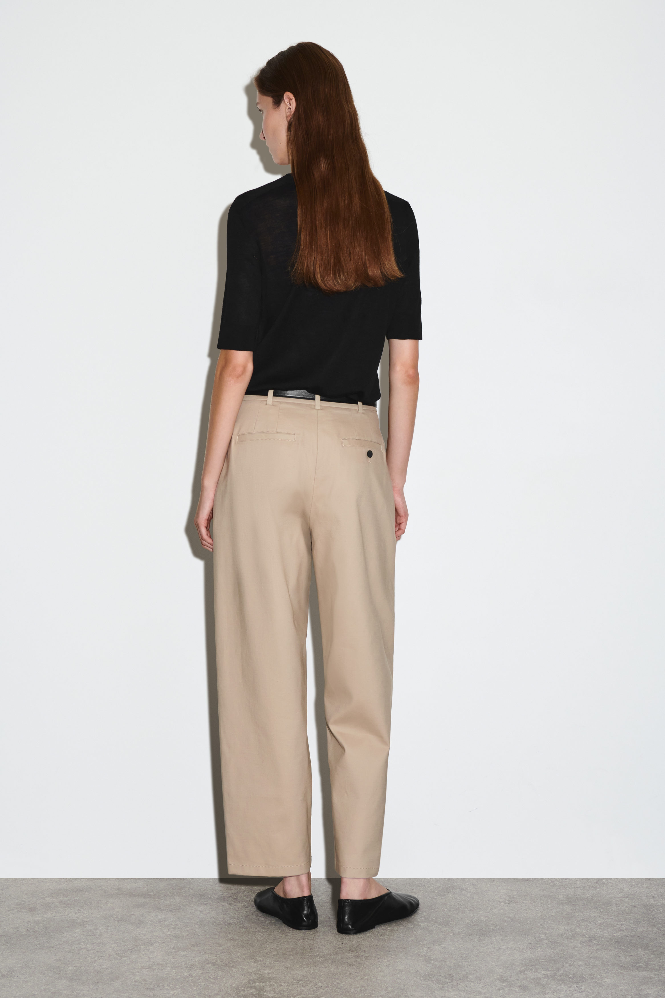 BARREL-LEG COTTON CHINOS - BEIGE | COS