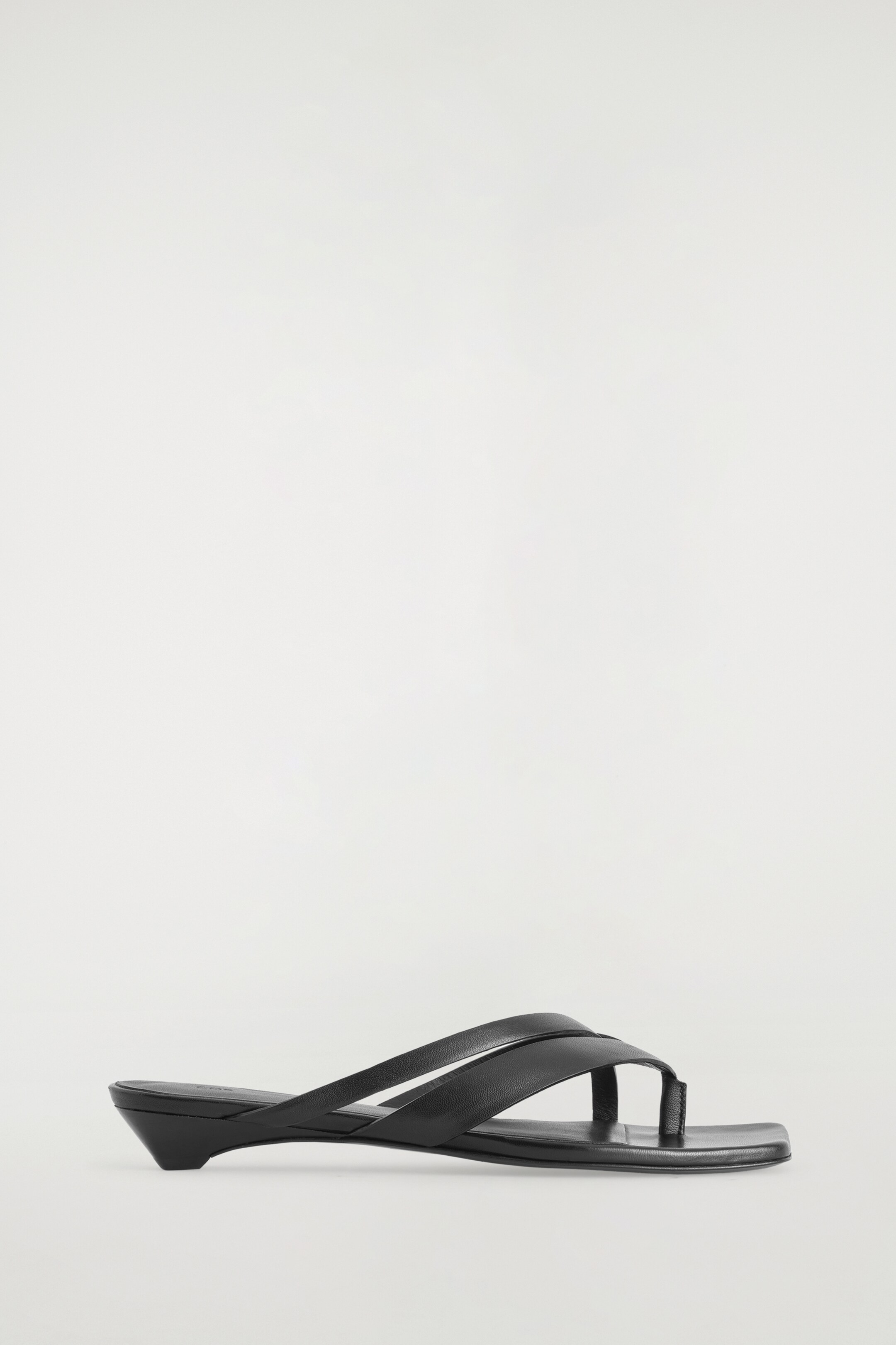 Visualizza immagine più grande: SANDALI KITTEN-HEEL CINTURINO INCROCIATO - NERO - DONNA | H&M IT 4