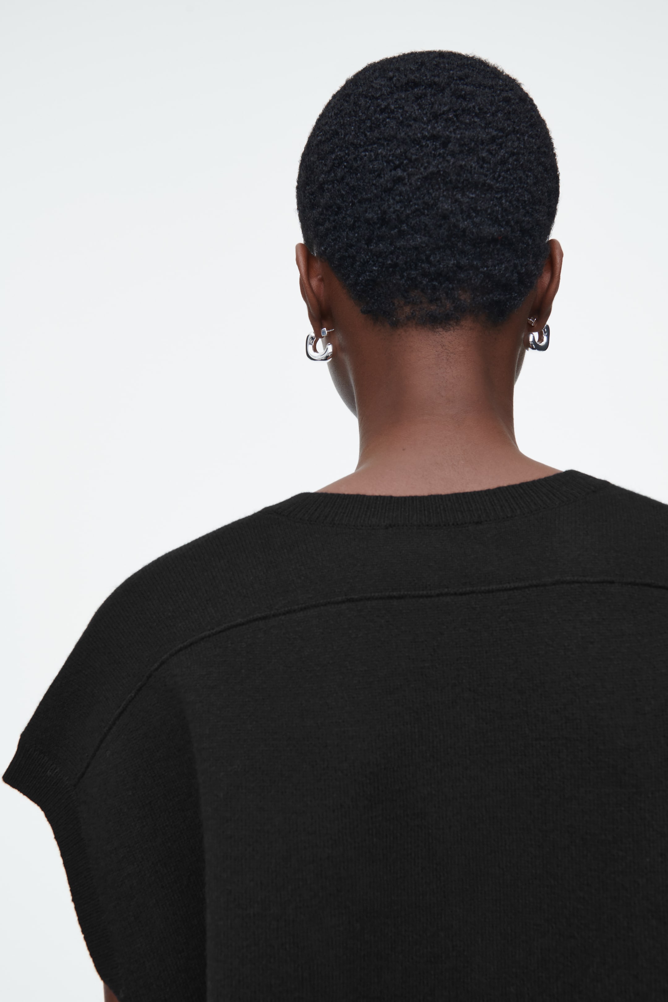 View larger image: DOUBLE-FACED WOOL V-NECK VEST - BLACK - Ladies | H&M GB 4