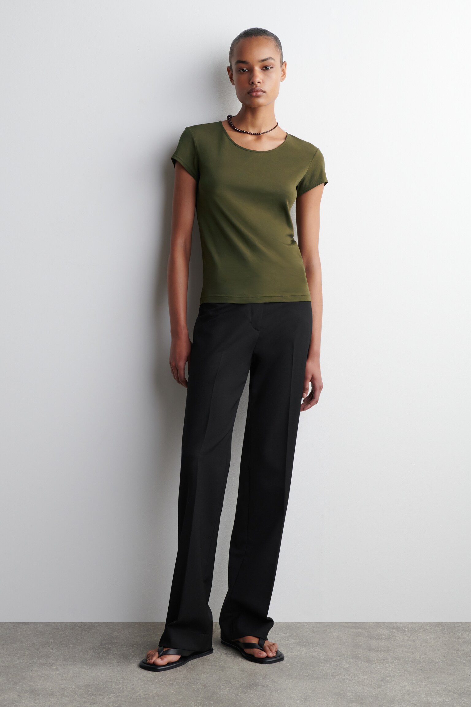 T-SHIRT MIT RUNDHALSAUSSCHNITT - DUNKLES KHAKI - 5