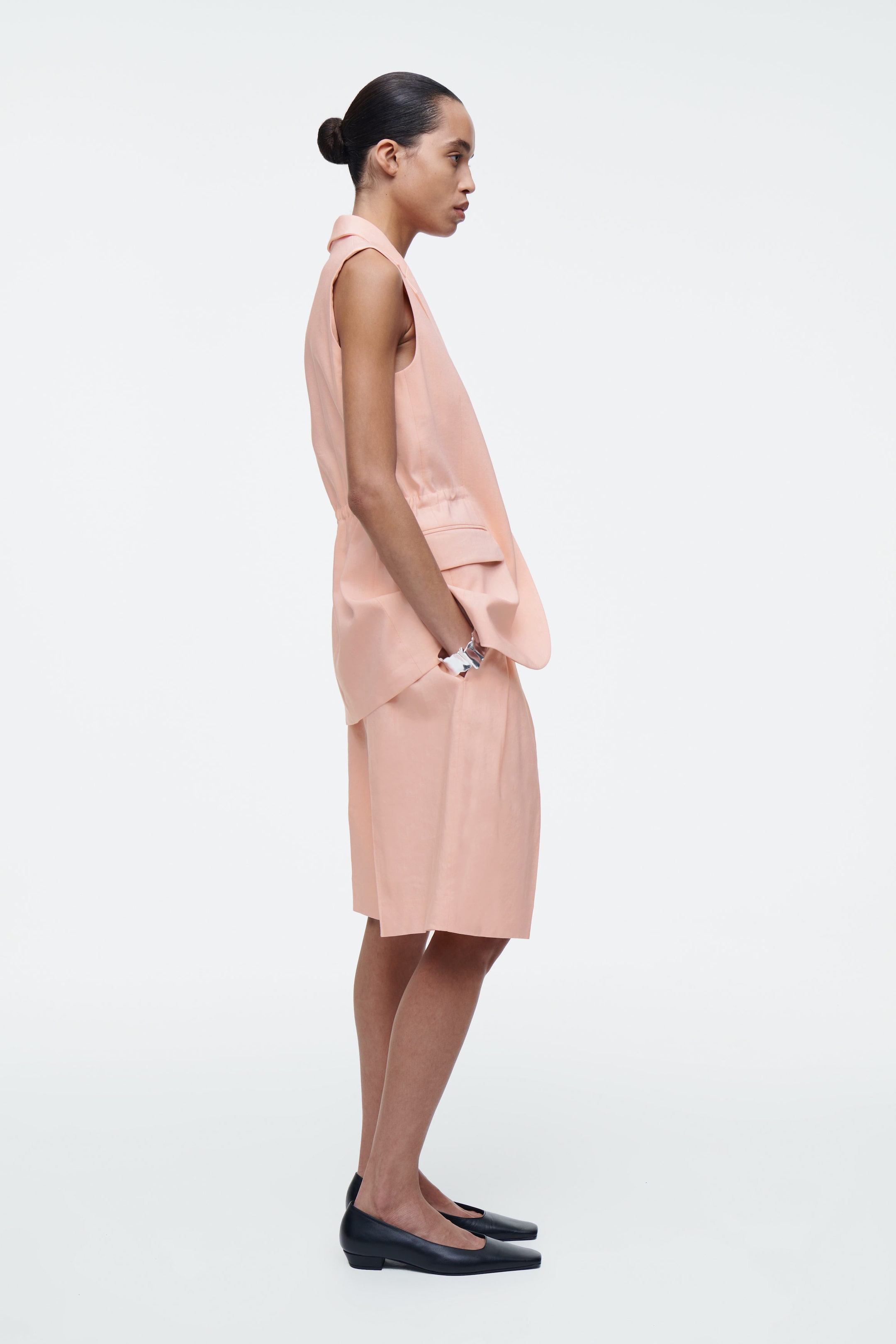 LONGLINE PLEATED LINEN SHORTS