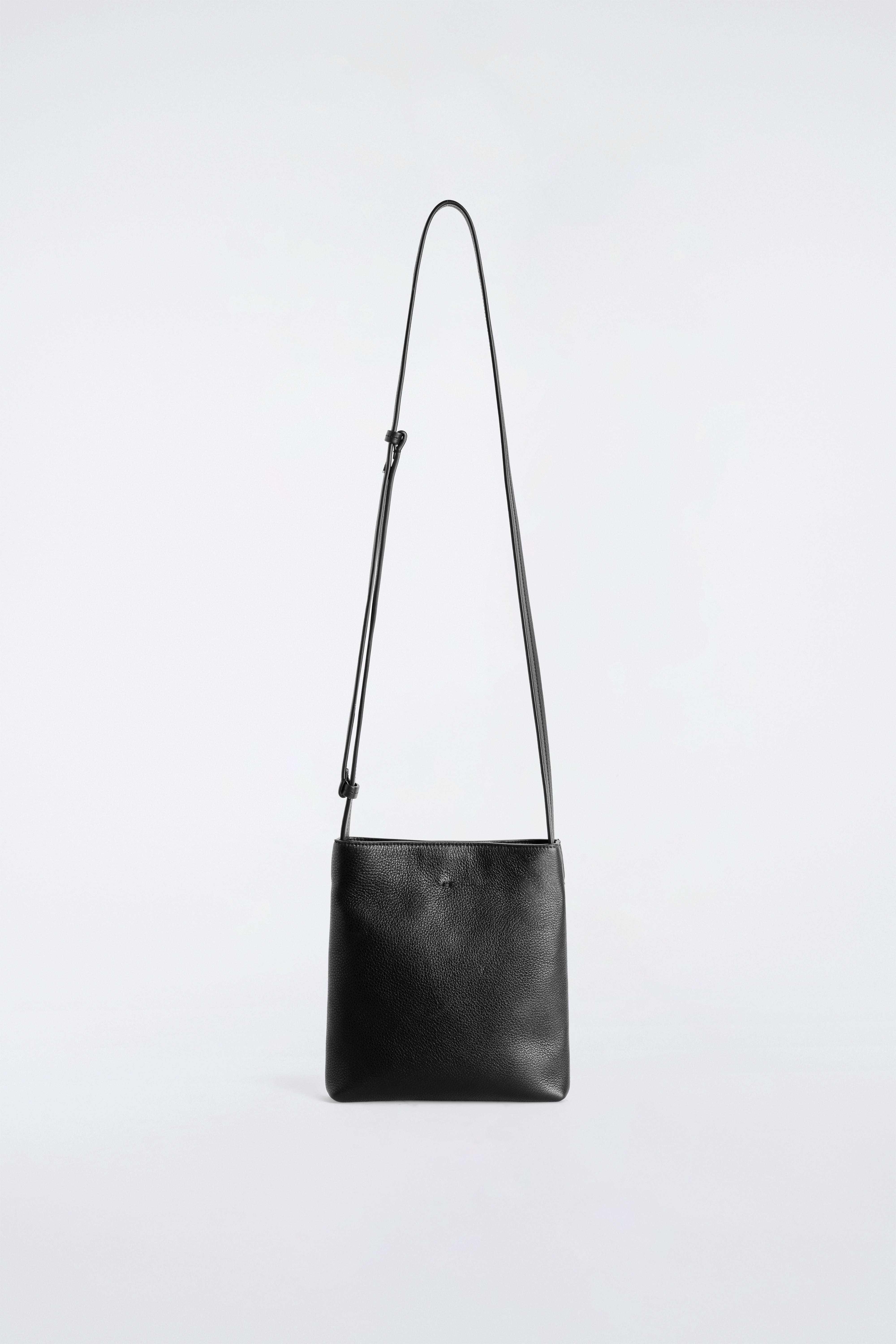 CITY CROSSBODY BAG - GRAINED-LEATHER - שחור