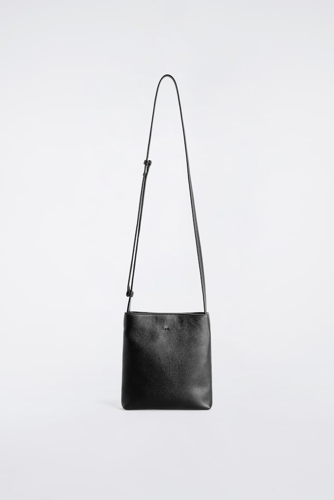 CITY CROSSBODY-TASKE – PRÆGET SKIND - SORT - 1