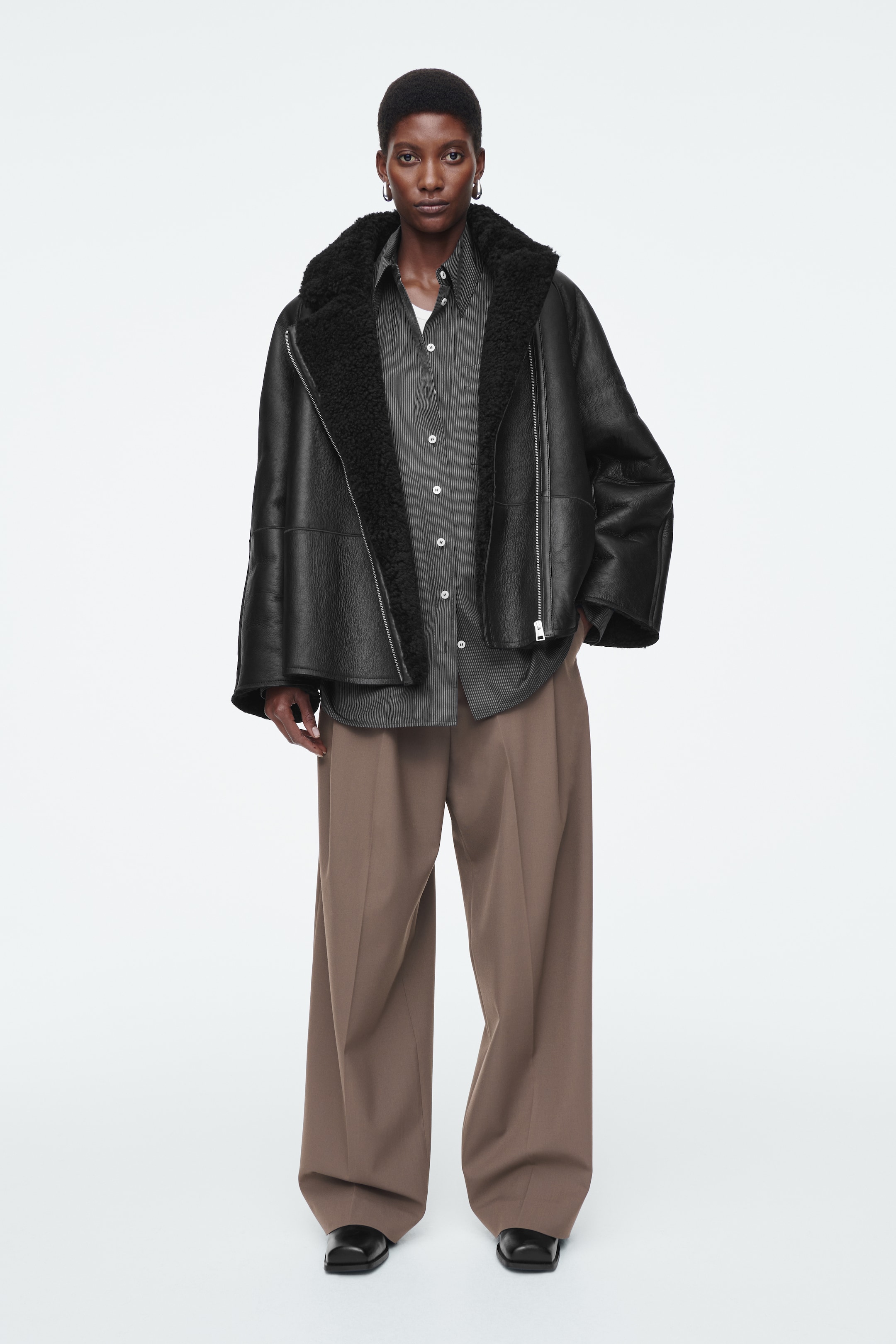 Agrandir l'image: VESTE AVIATEUR OVERSIZE EN PEAU LAINÉE - NOIR - FEMME | H&M CH 3