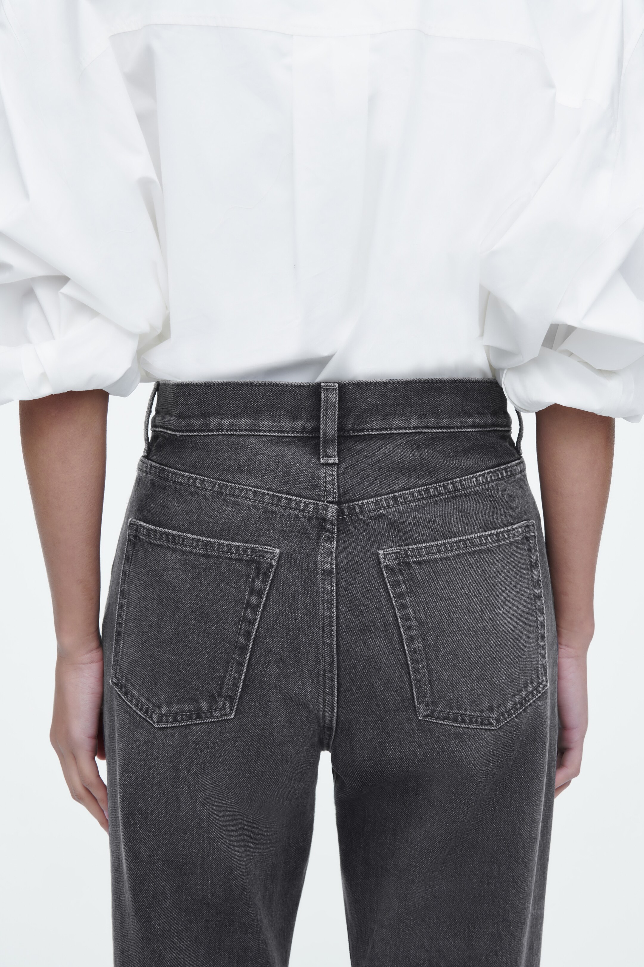 Größeres Bild anzeigen: COLUMN JEANS MIT GERADEM BEIN - VERBLASSTES SCHWARZ - Ladies | H&M AT 5