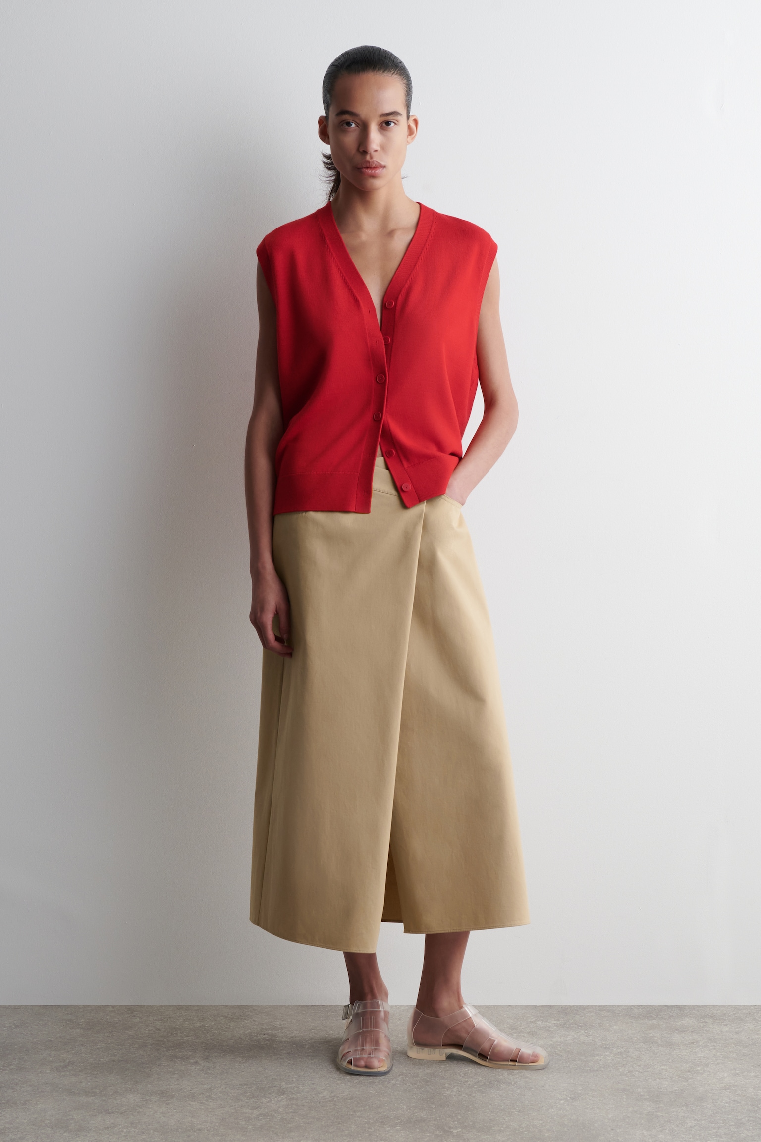 CHALECO DE LANA MERINO CUELLO DE PICO - ROJO/MARRÓN - 6