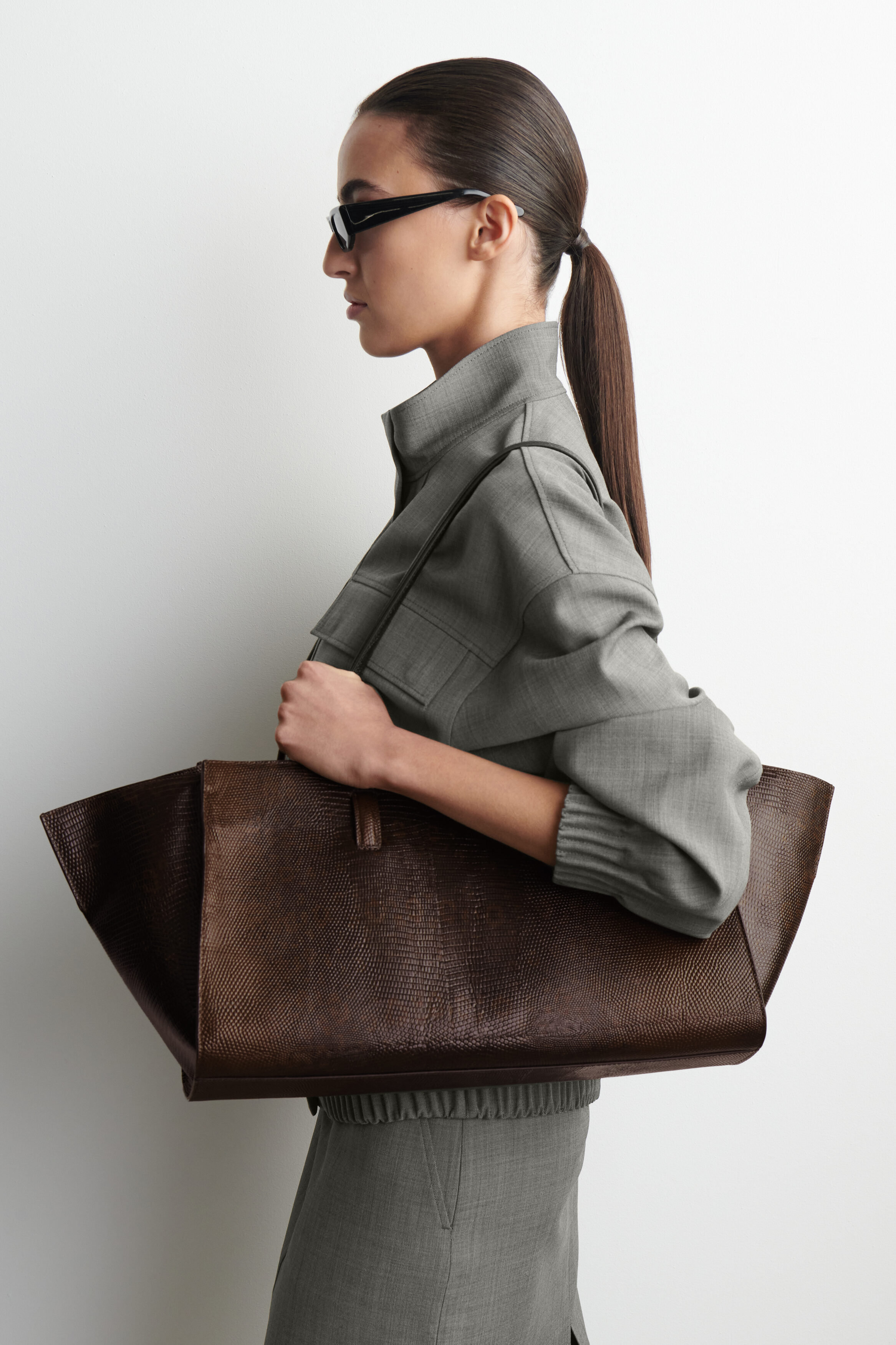MONUMENT TOTE BAG - LEATHER - CROC-EFFECT / BROWN | COS US