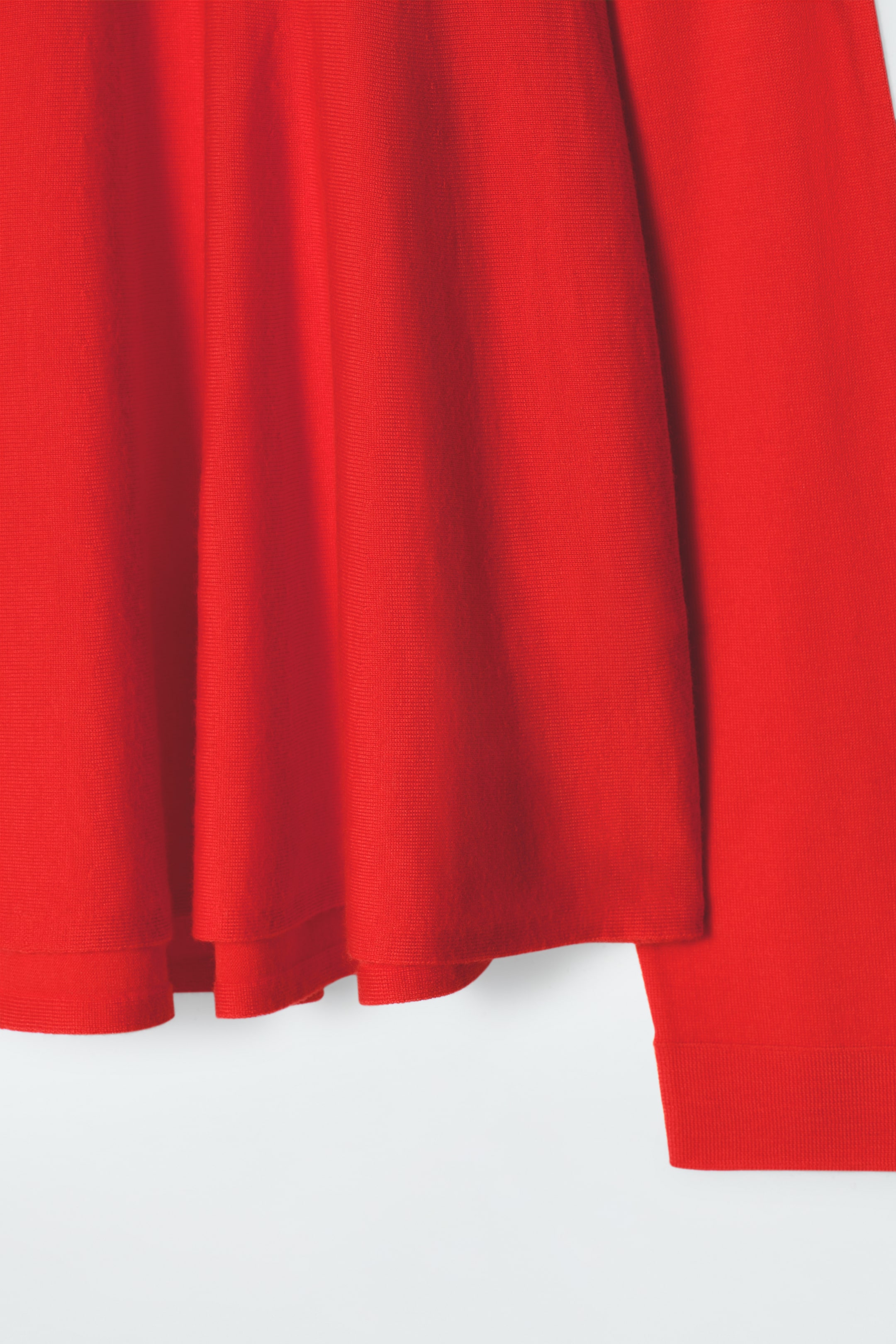 Agrandir l'image: PULL TRAPÈZE EN LAINE MÉRINOS - ROUGE - FEMME | H&M CH 7