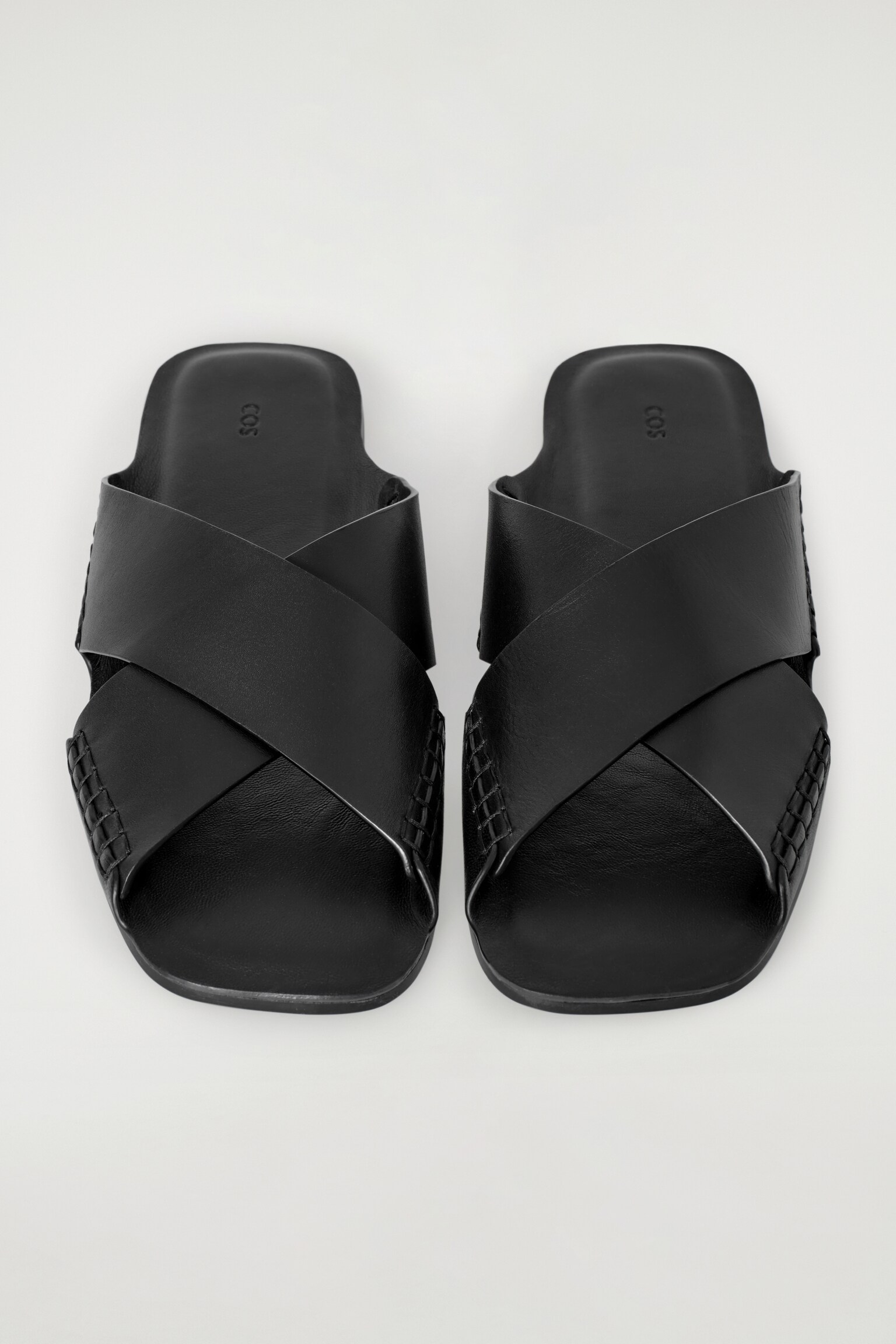 SANDALIAS DE PIEL CRUZADAS - NEGRO - 5
