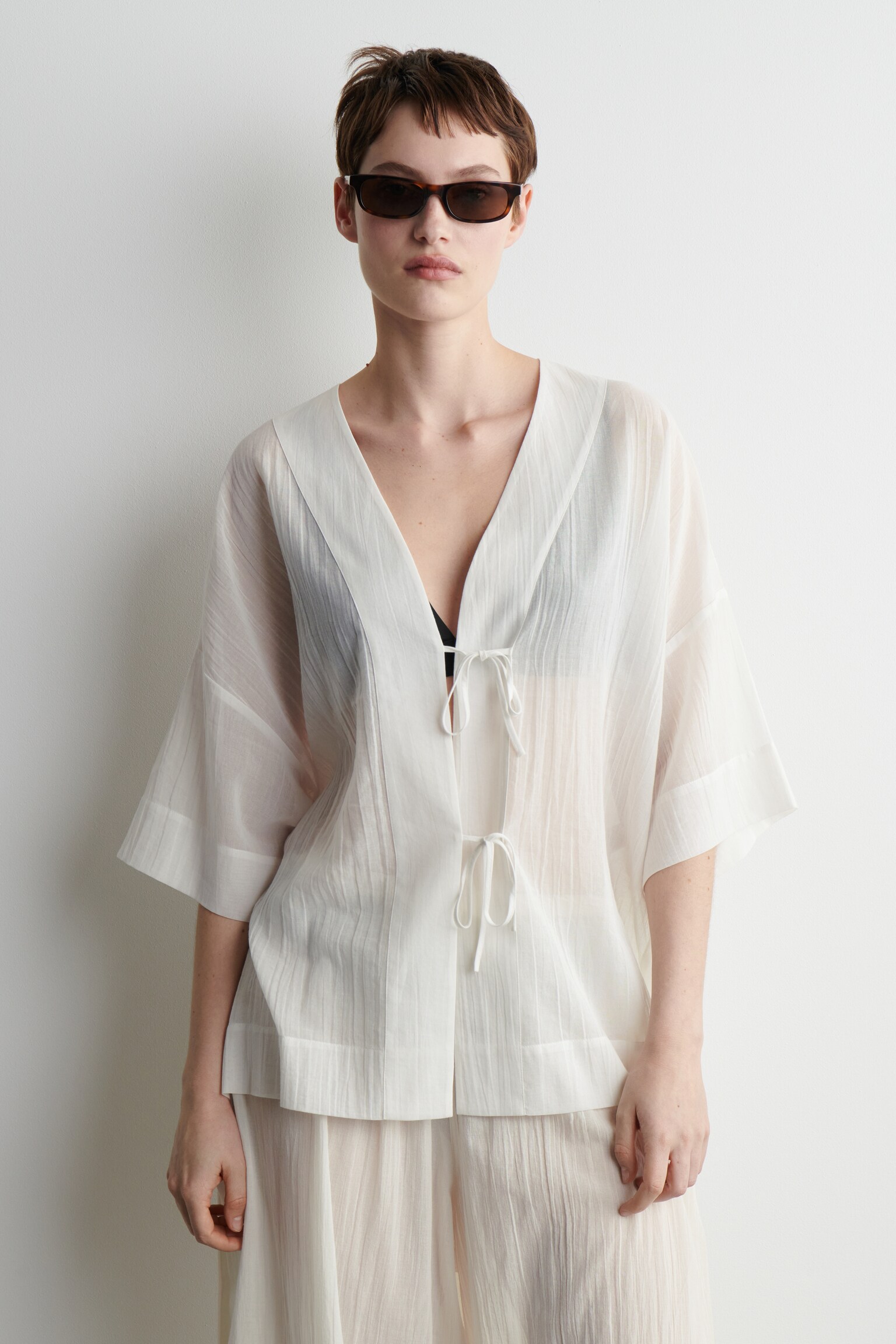 CAMISA DE PLAYA ARRUGADA CON LAZADA FRONTAL - BLANCO/NEGRO