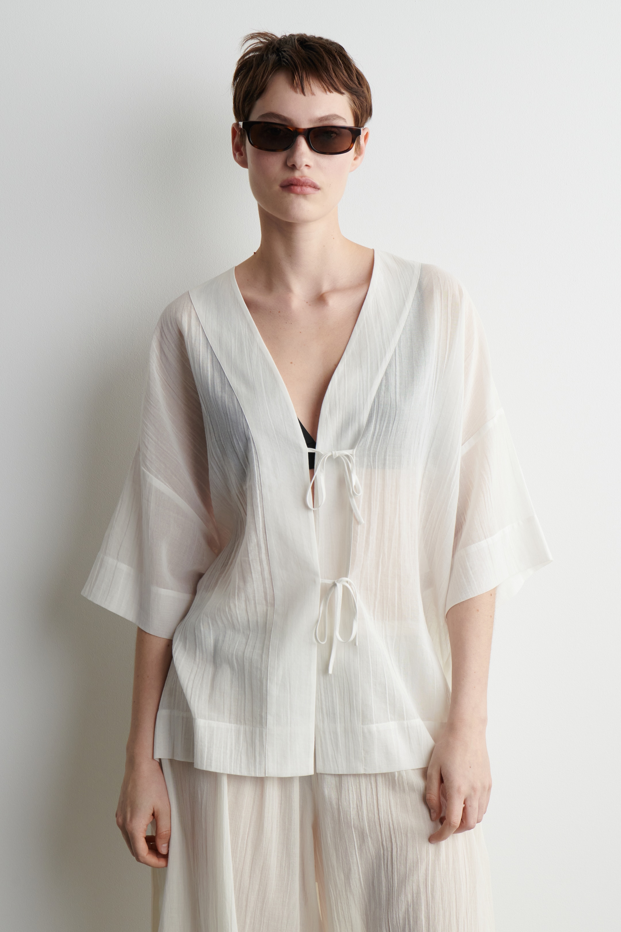 Agrandir l'image: CHEMISE DE PLAGE À CRAVATE FROISSÉE - BLANC - FEMME | H&M CH 1