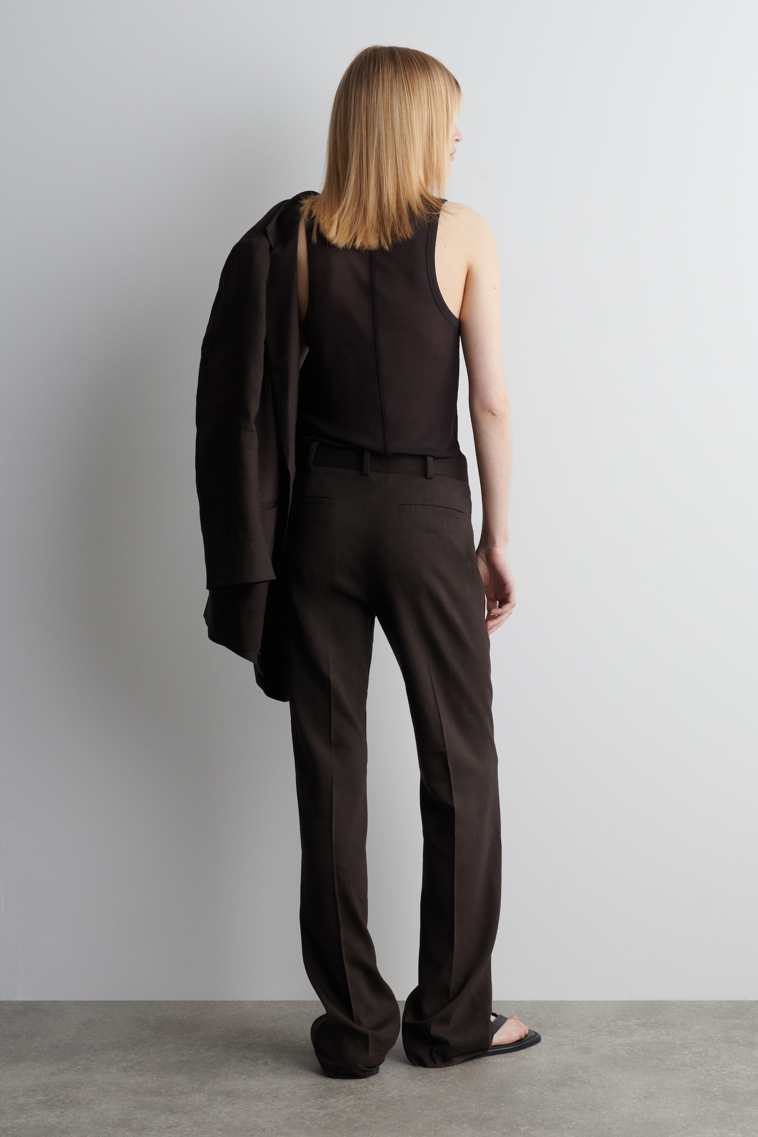 PANTALÓN DE TRAJE DE LINO CORTE RECTO - MARRÓN OSCURO - 4