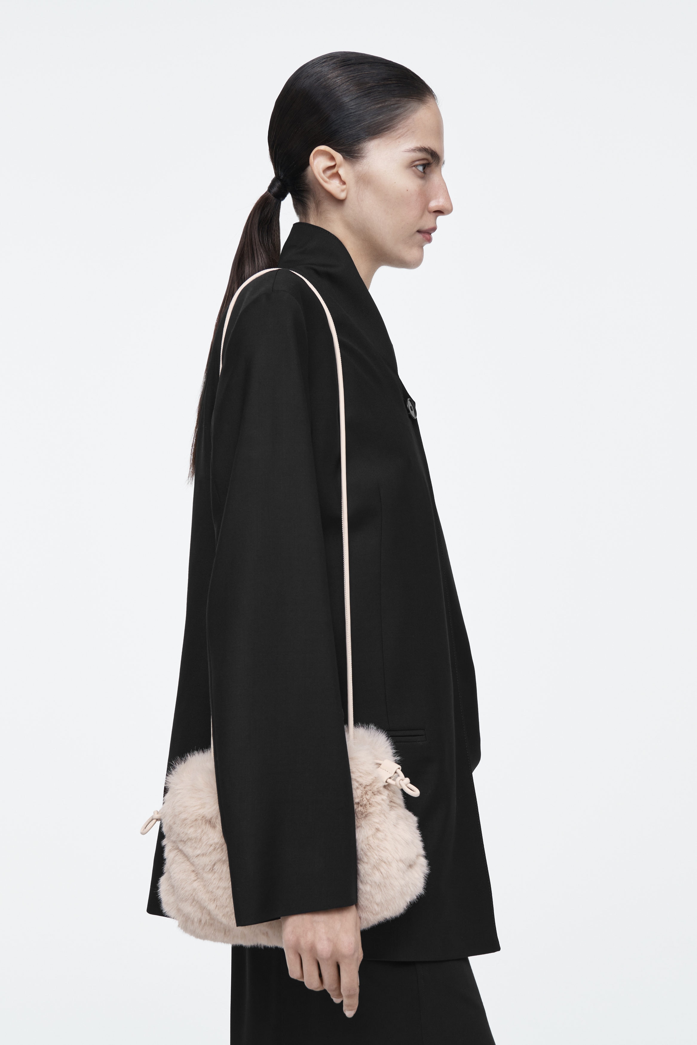 【COS】◆CAVATELLI MINI CLUTCH - OFF WHITE◆1260719001◆ CAVATELLI MINI CLUTCH BAG - FAUX FUR - OFF-WHITE | COS