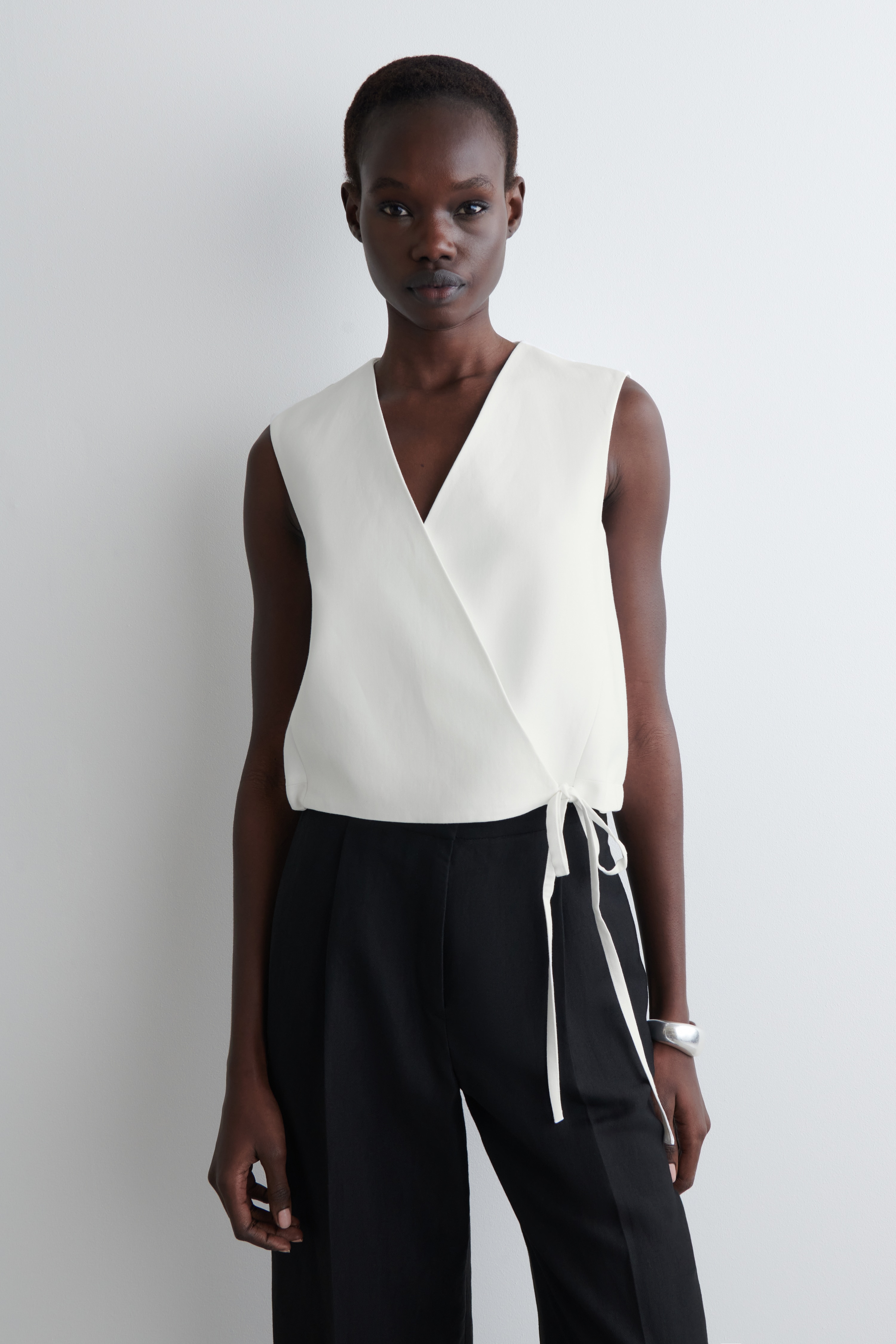 VESTA NA ZAVINUTIE S DETAILOM NA VIAZANIE, Z ĽANOVEJ ZMESI - BIELA/ČIERNA