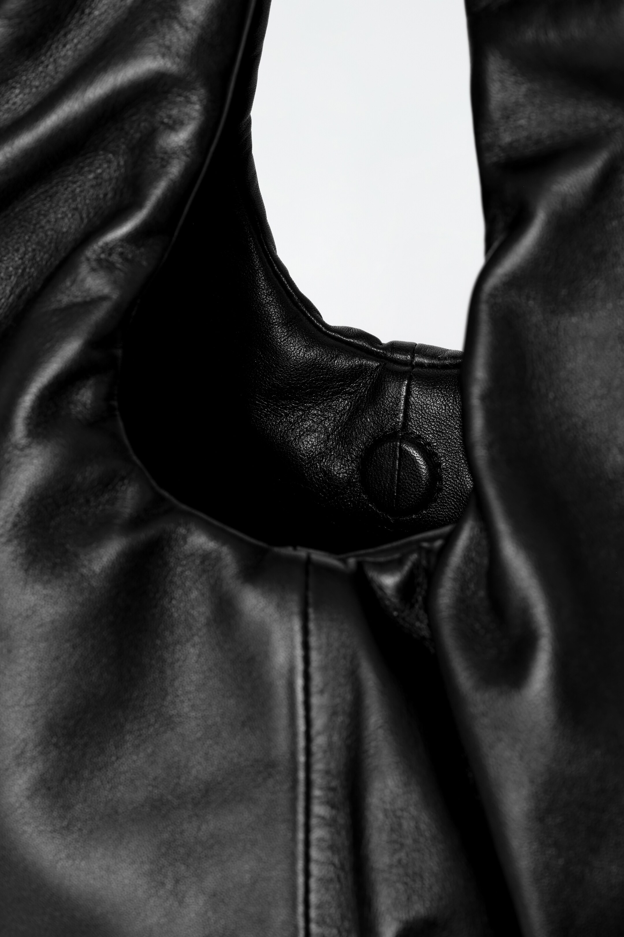 Zobrazit větší obrázek: KABELKA CLOUD - KŮŽE - ČERNÁ - ŽENY | H&M CZ 4