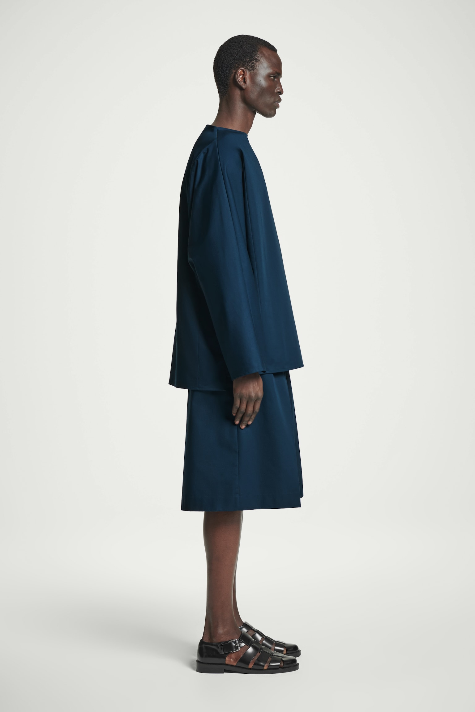 TOP DE ALGODÓN OVERSIZE CON CUELLO BARCO - AZUL MARINO - 7