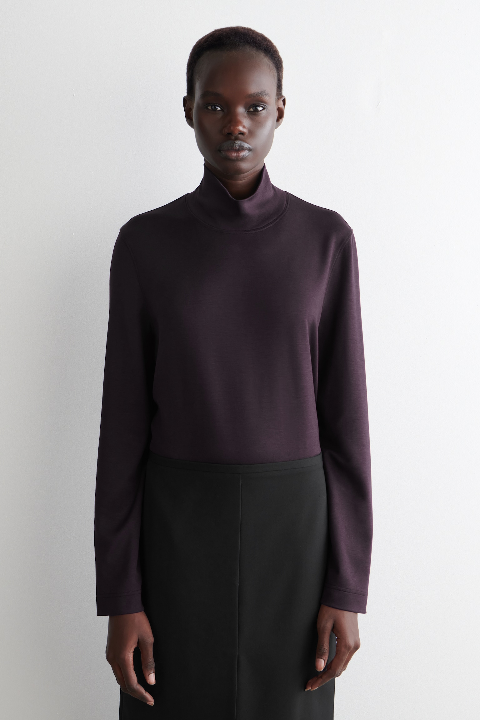 OBERTEIL AUS JERSEY MIT HOHEM KRAGEN - DUNKLES VIOLETT/WEISS
