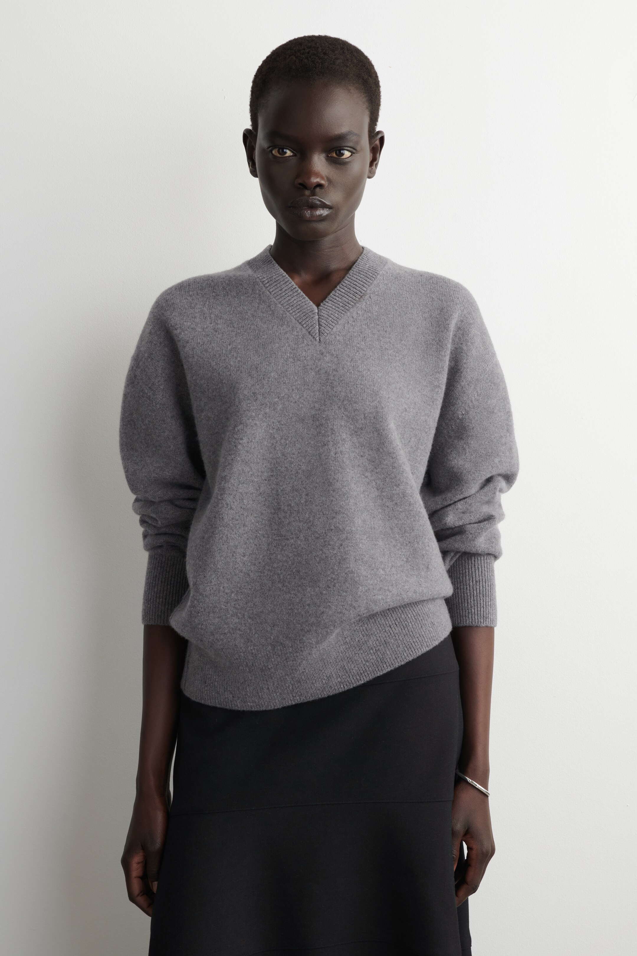 Ingrandisci l'immagine: ROUNDED WOOL V-NECK JUMPER - GREY MÉLANGE - DONNA | H&M CH 1
