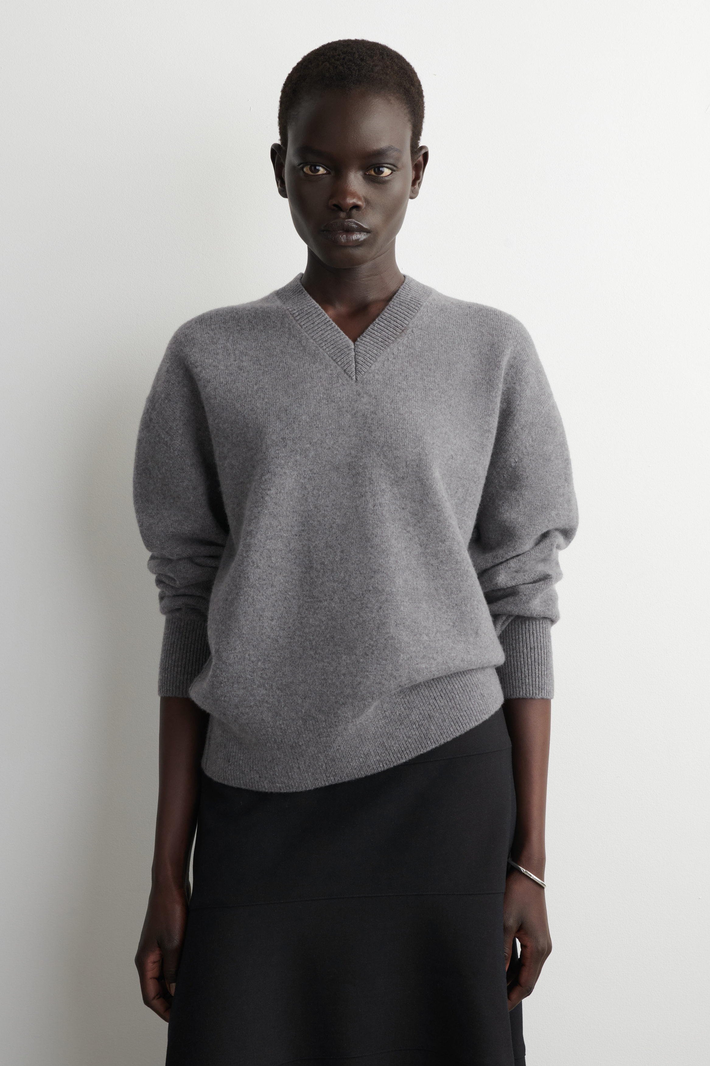 トップス Magliano 19aw big padded v neck knit ROUNDED WOOL V-NECK SWEATER - GRAY MÉLANGE | COS US