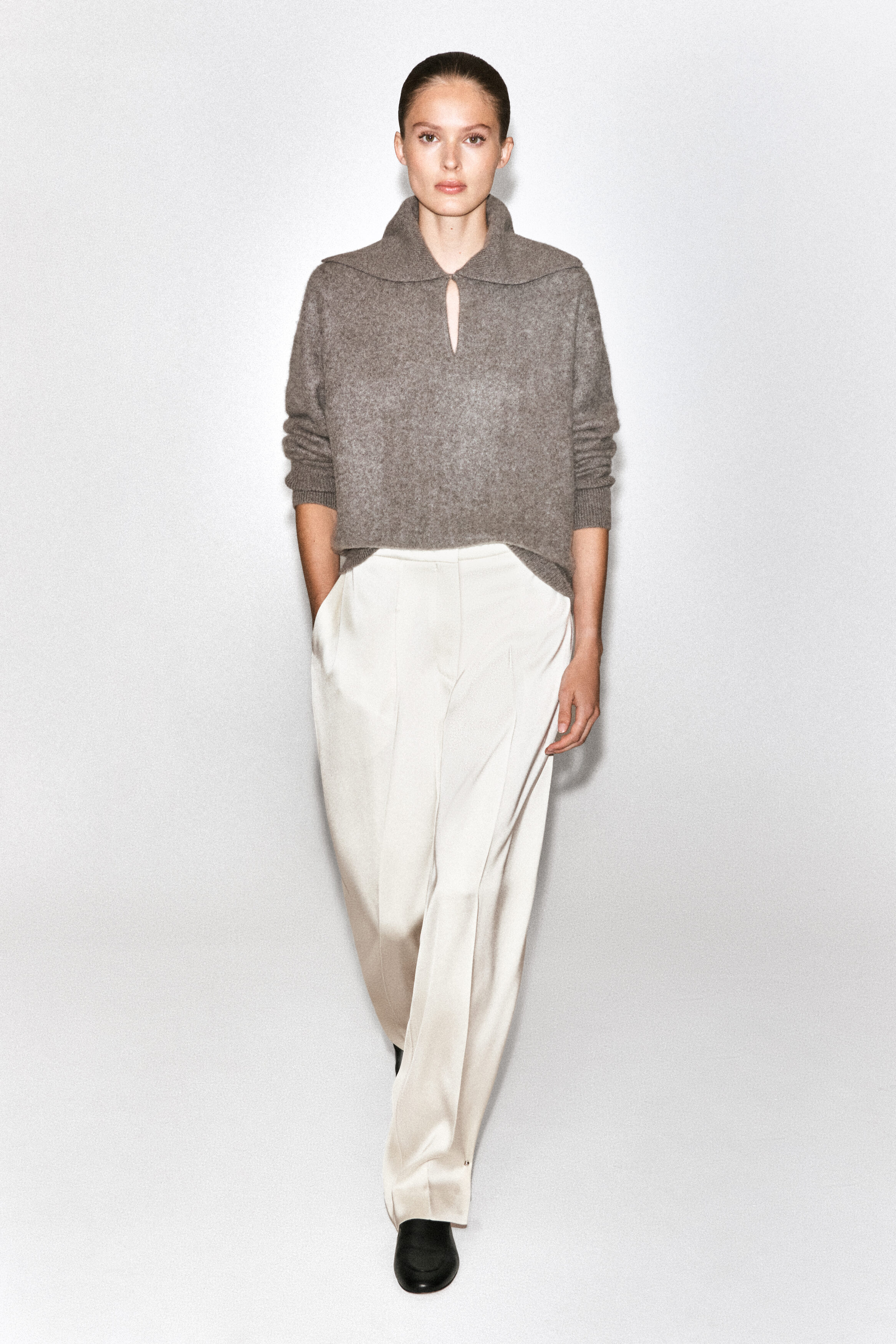 V-DETAIL CASHMERE MOCK-NECK SWEATER - thumbnail 3