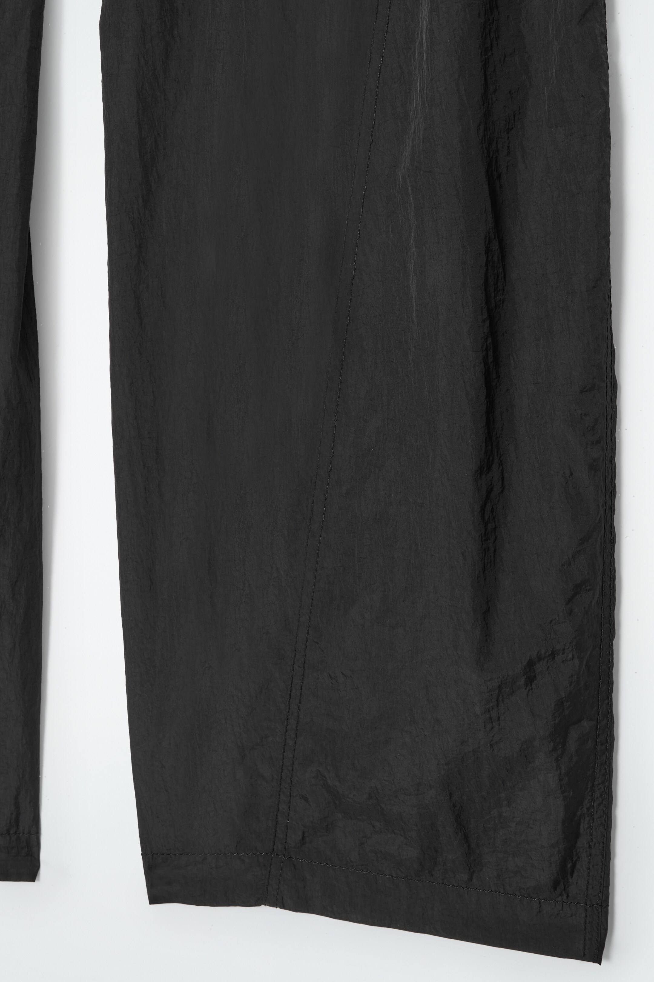 Ingrandisci l'immagine: NYLON BARREL-LEG TROUSERS - BLACK - DONNA | H&M CH 3