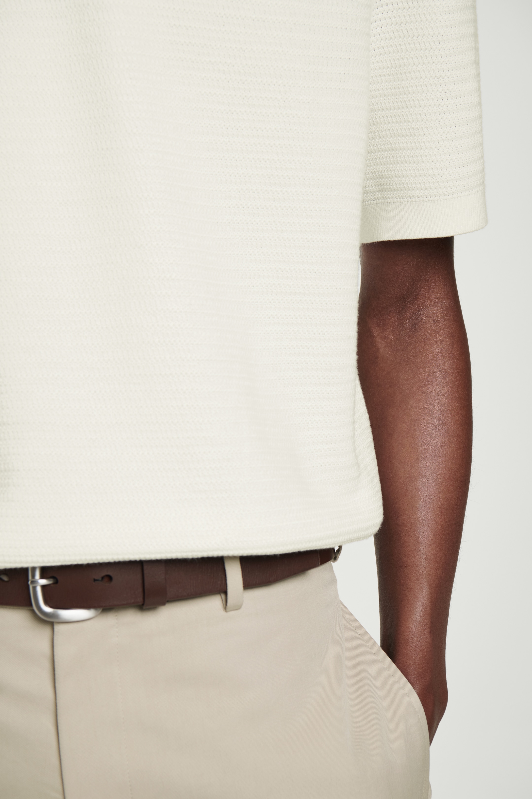 Visa större bild: TEXTURERAD STICKAD T-SHIRT I BOMULL - OFF-WHITE - HERR | H&M SE 6