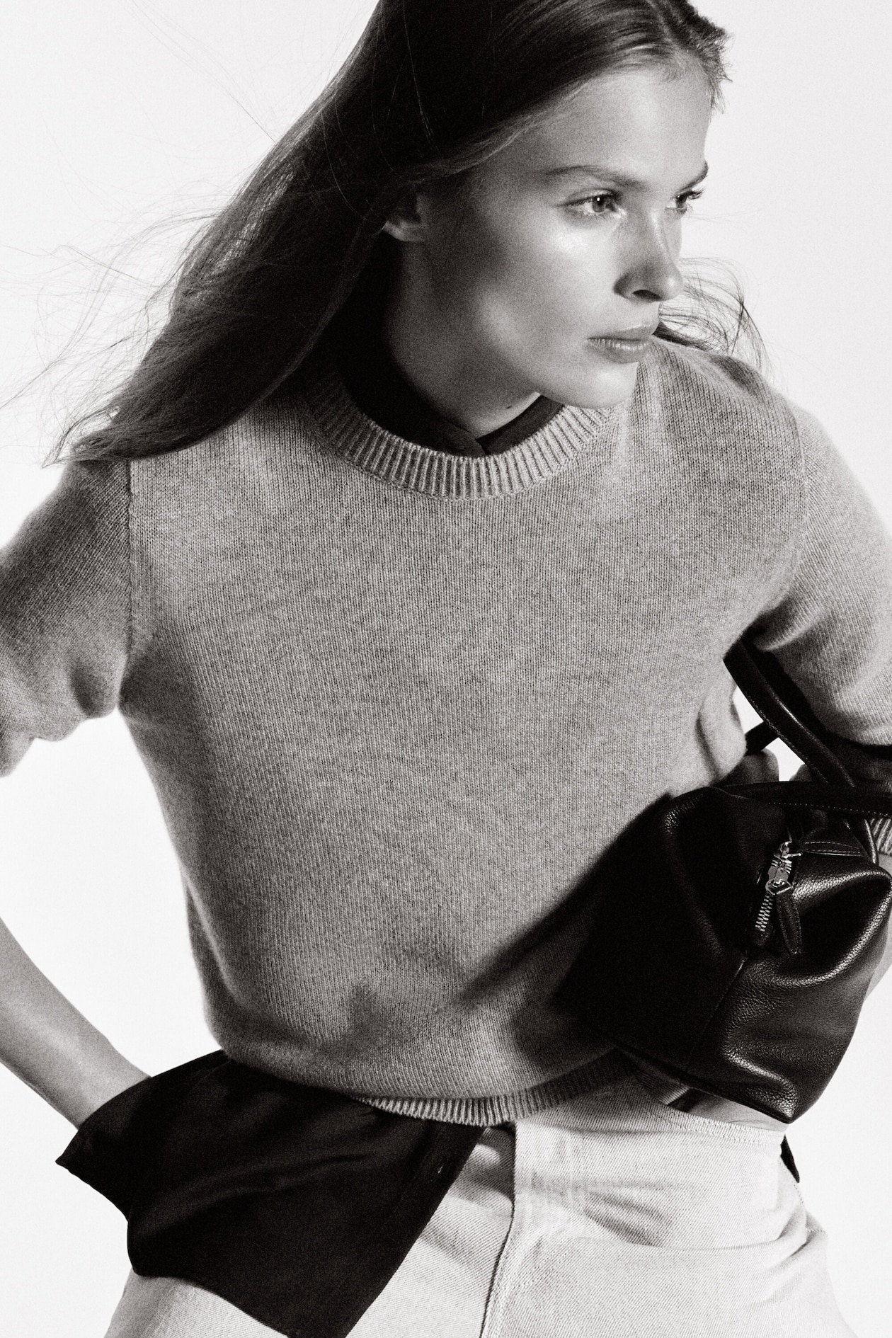 PURE CASHMERE CREW-NECK SWEATER — LIGHT GRAY