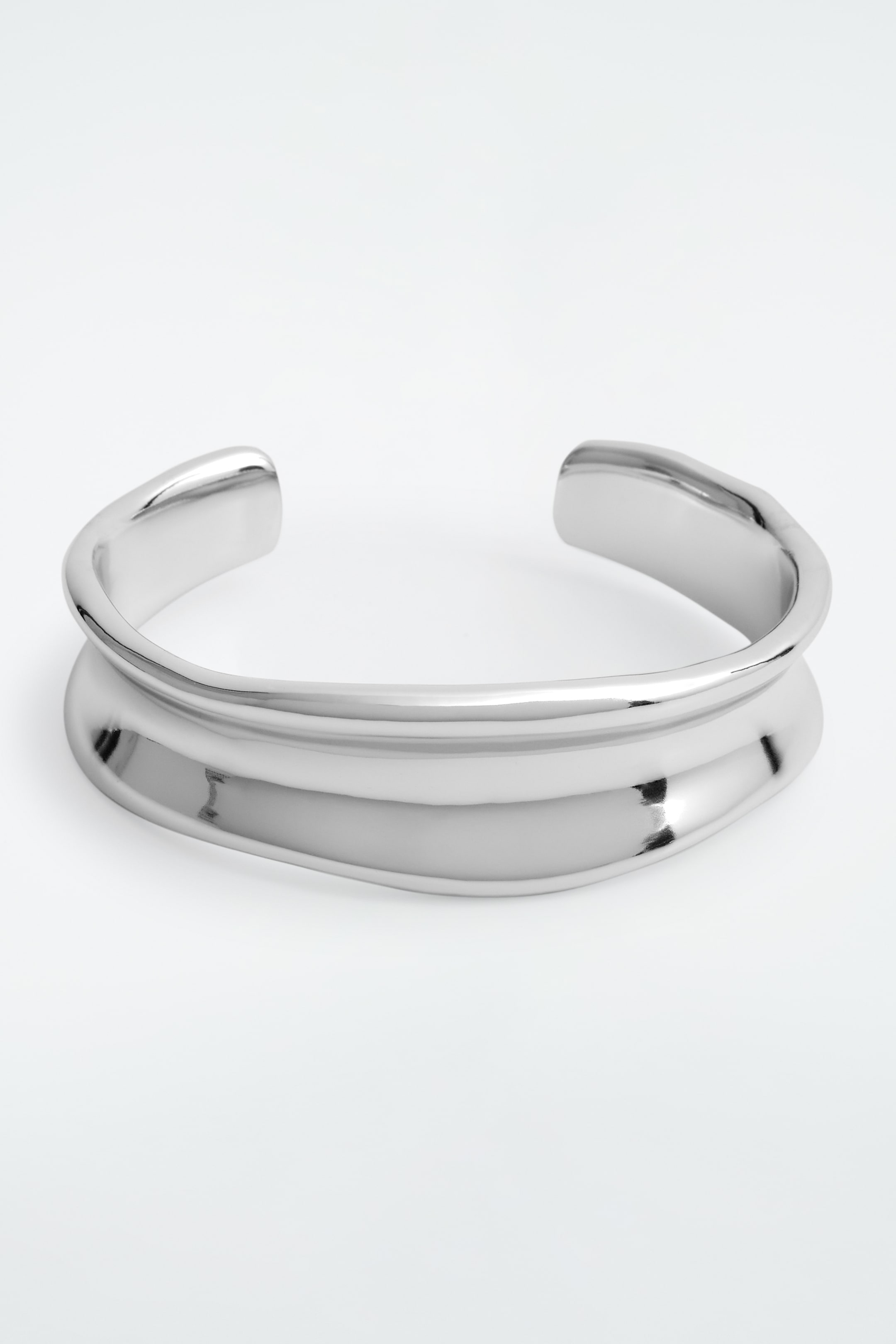 Grösseres Bild ansehen: SCHMALER SKULPTURALER ARMREIF - SILBER - DAMEN | H&M CH 2