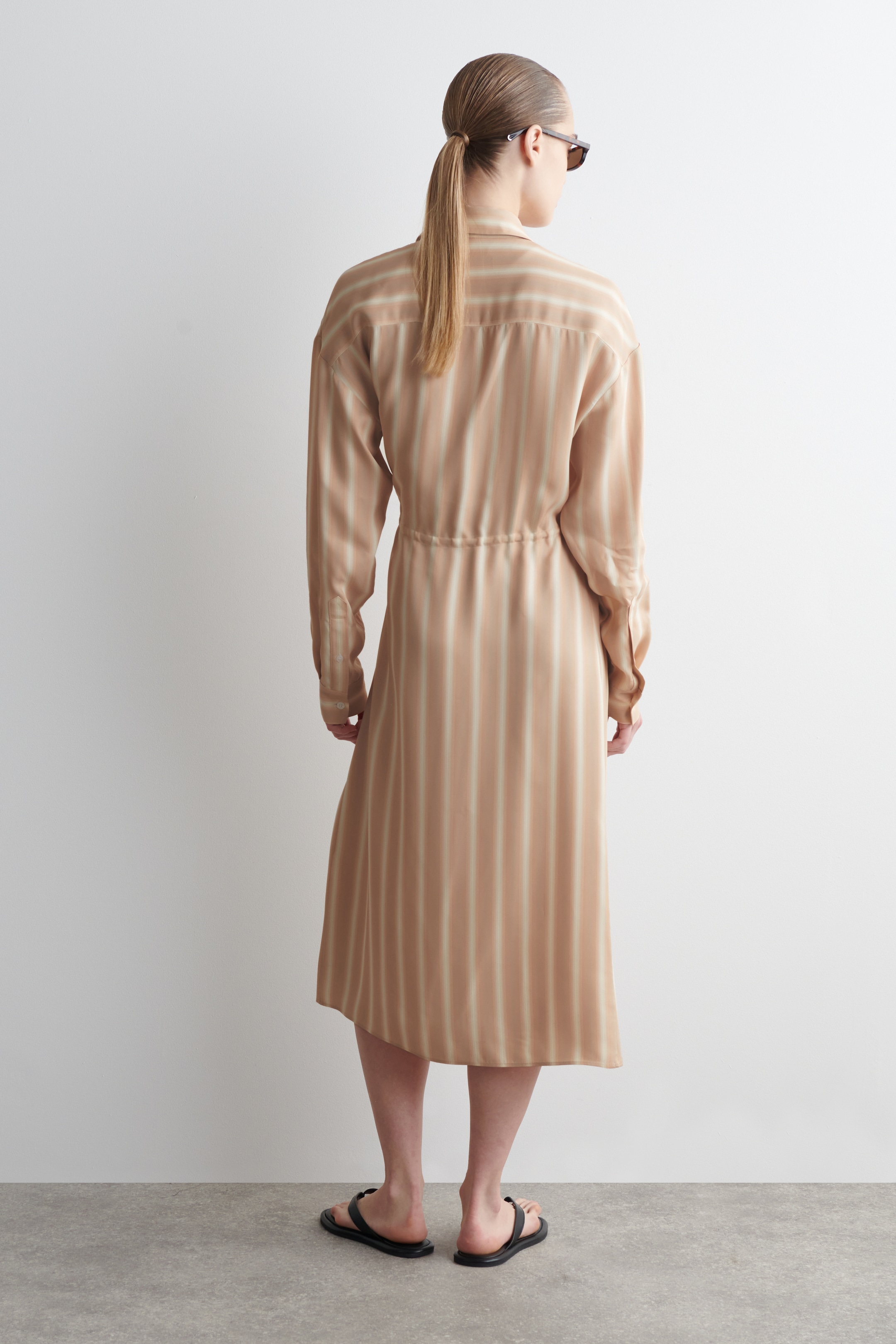 Grösseres Bild ansehen: HEMDKLEID IN MIDILÄNGE UND WICKELOPTIK - ROSA/GESTREIFT - DAMEN | H&M CH 3