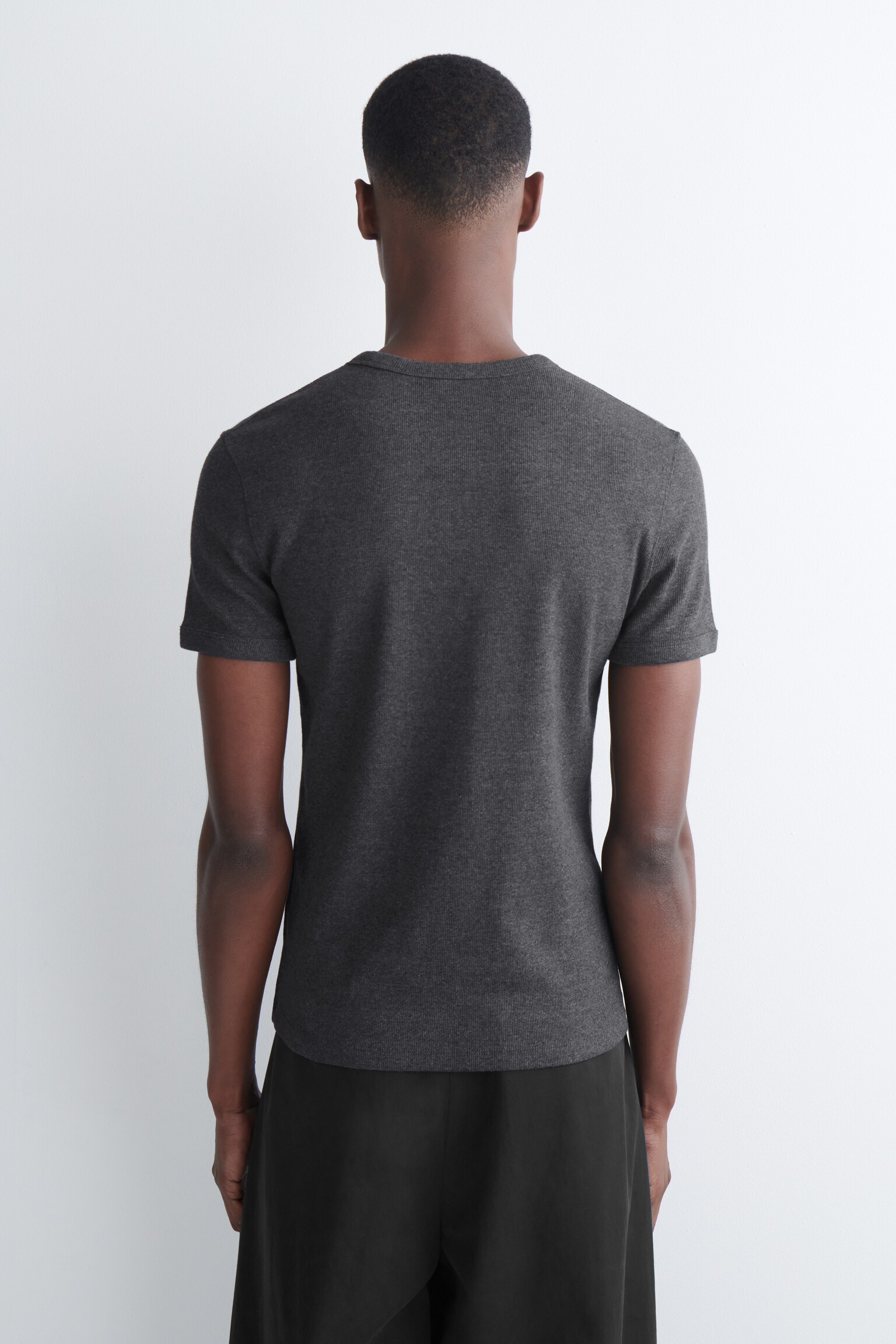 SLANKE GERIBBELDE KATOENEN T-SHIRT - STEENGRIJS/BROWN/DONKER KHAKI/KHAKI/MARINEBLAUW/ZWART/WIT/LICHTGRIJS - 7