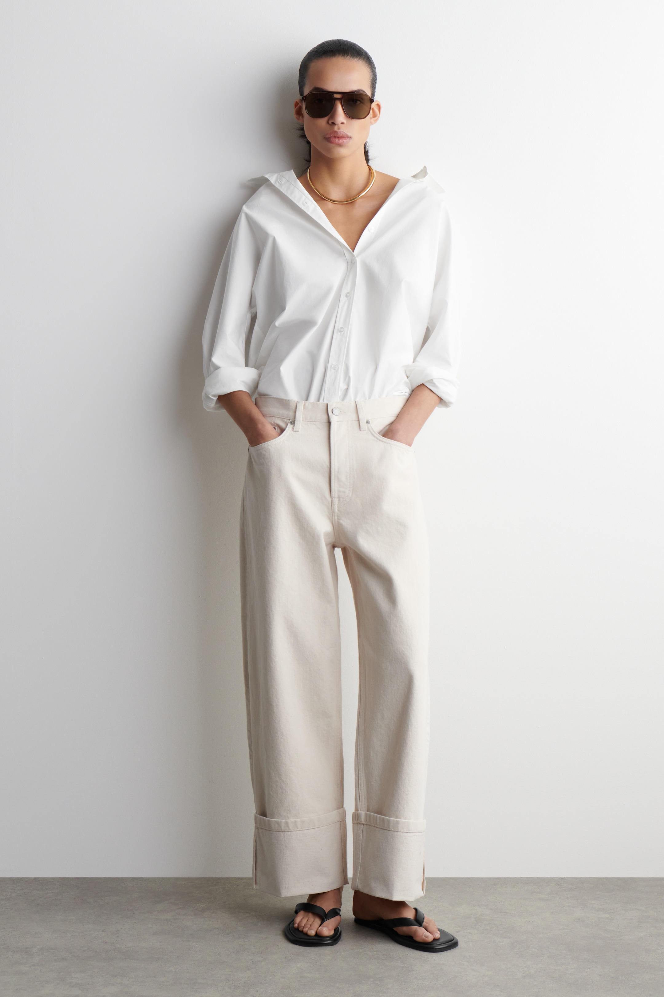 Zobrazit větší obrázek: DŽÍNY FACADE S OHRNOVACÍM LEMEM A PŘÍMÝM STŘIHEM - ECRU - ŽENY | H&M CZ 2