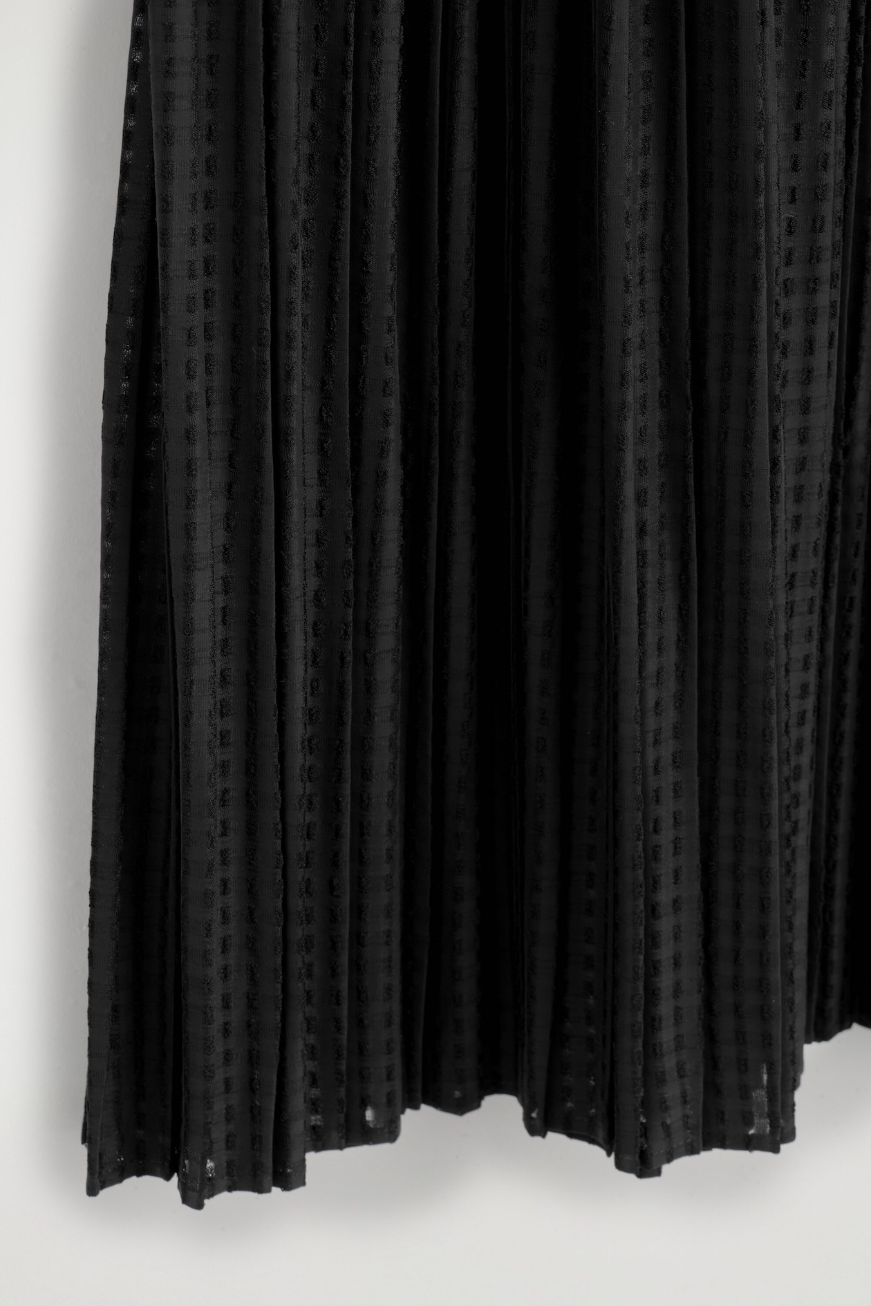 PLEATED JACQUARD MIDI SKIRT — BLACK
