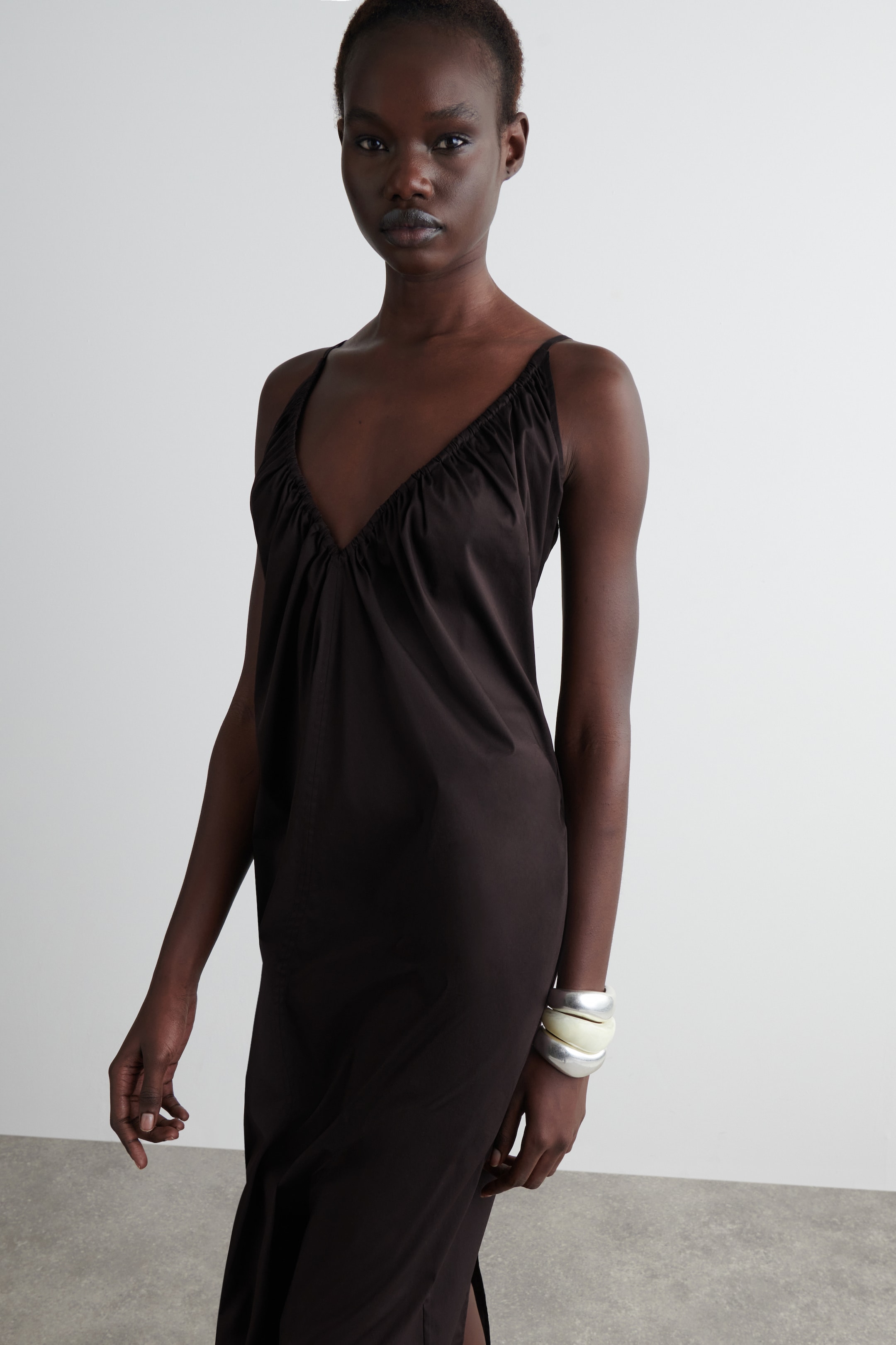 Agrandir l'image: ROBE LONGUE FRONCÉE COL EN V - BRUN FONCÉ - FEMME | H&M FR 4