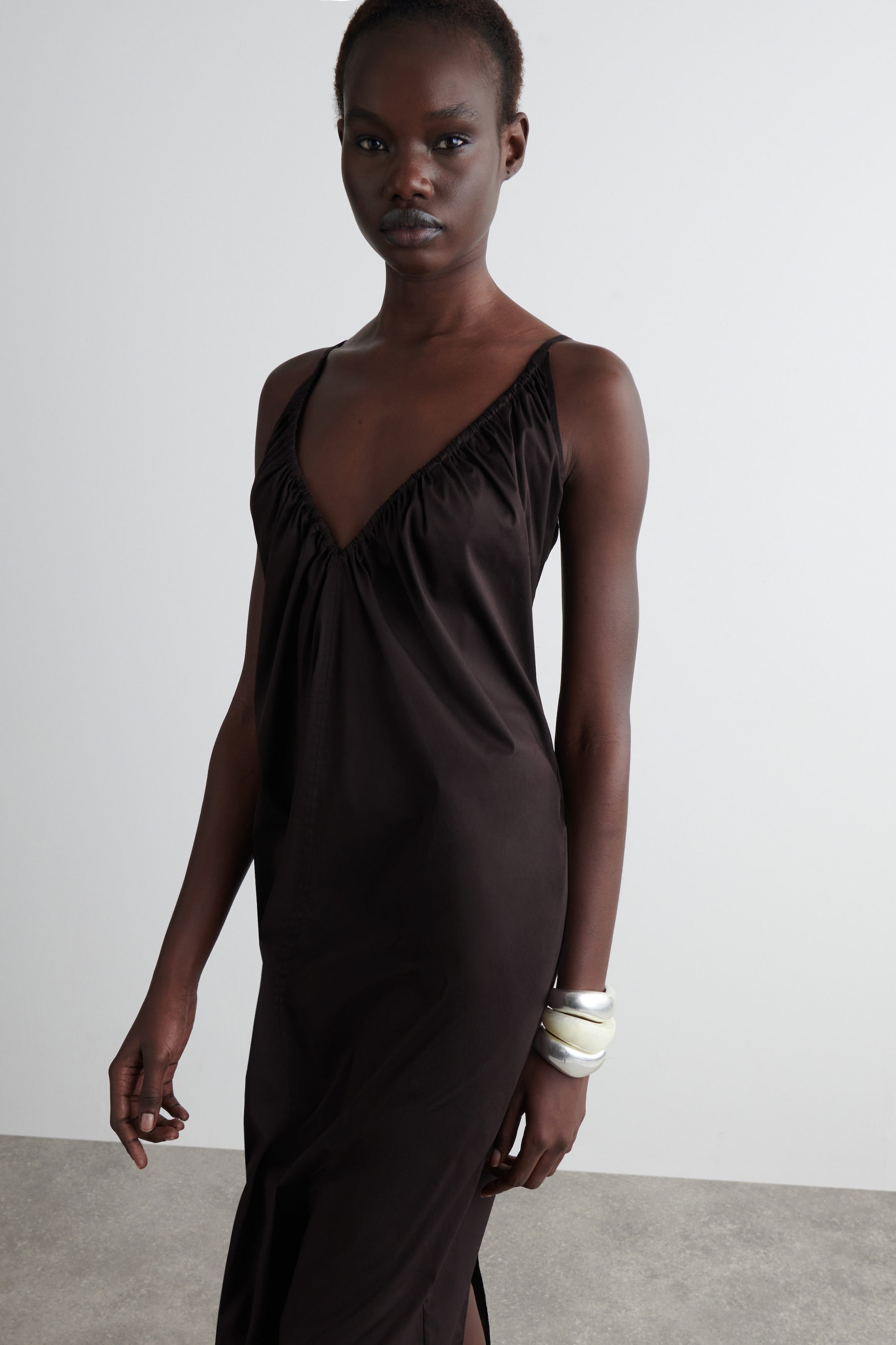 ROBE LONGUE FRONCÉE COL EN V