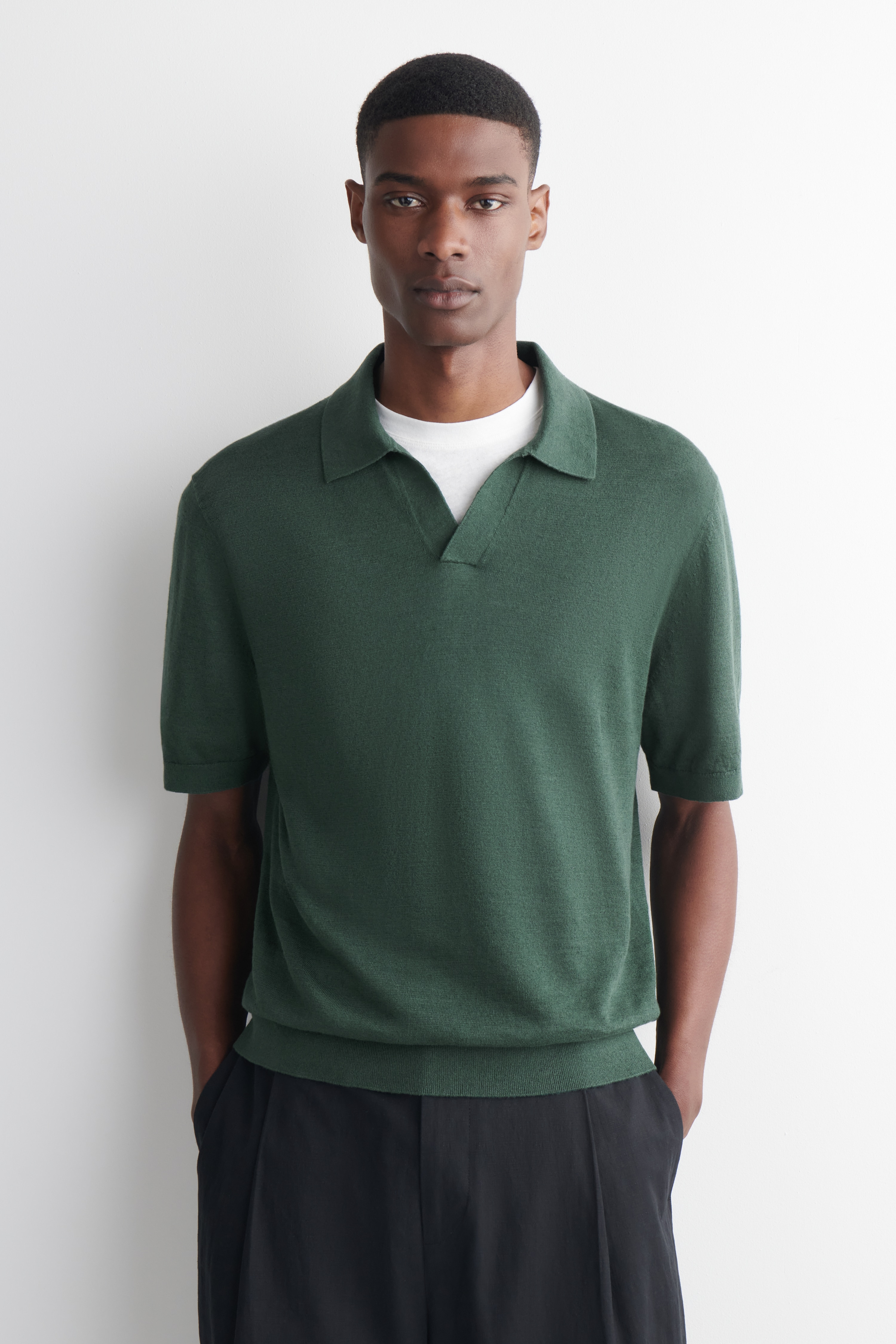 GESTRICKTES POLOSHIRT AUS LEINEN - DUNKELGRÜN