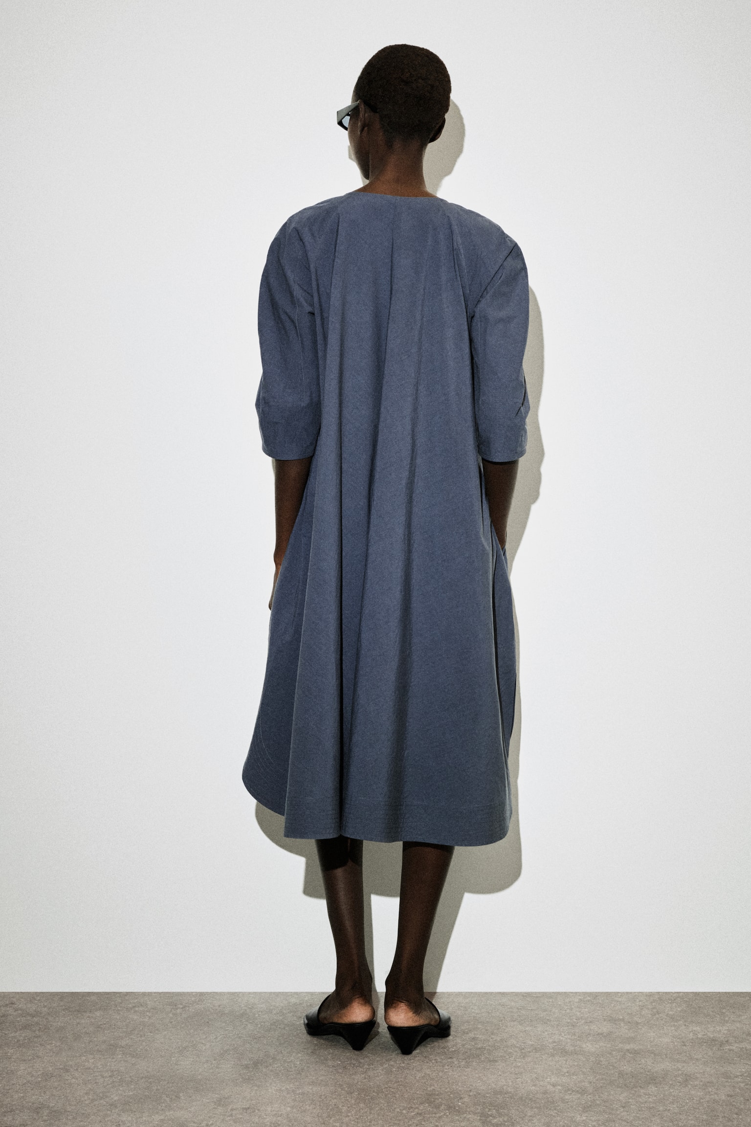 שמלת מידי מכותנה עם צווארון וי מעוגל - כחול/שחור - 4