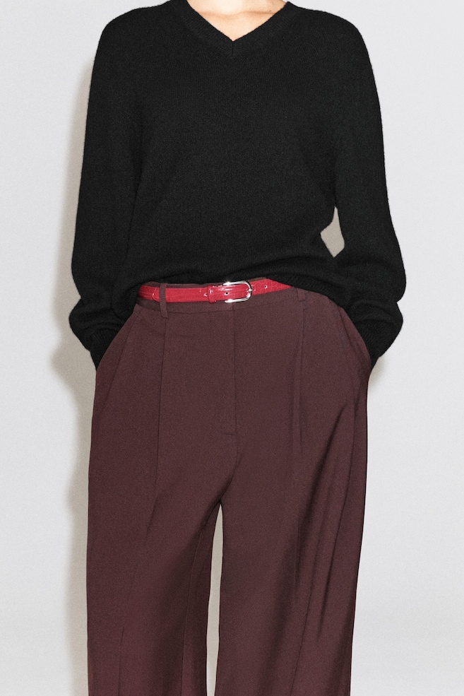 CROC-EFFECT LEATHER BELT — RED / CROC-EFFECT