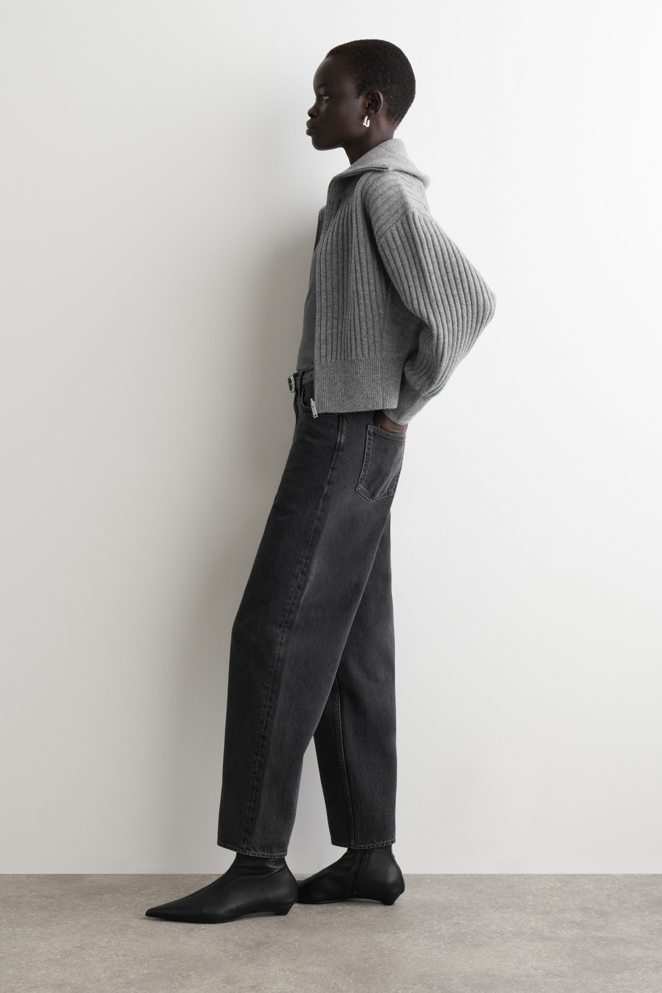 ARCH TAPERED JEANS