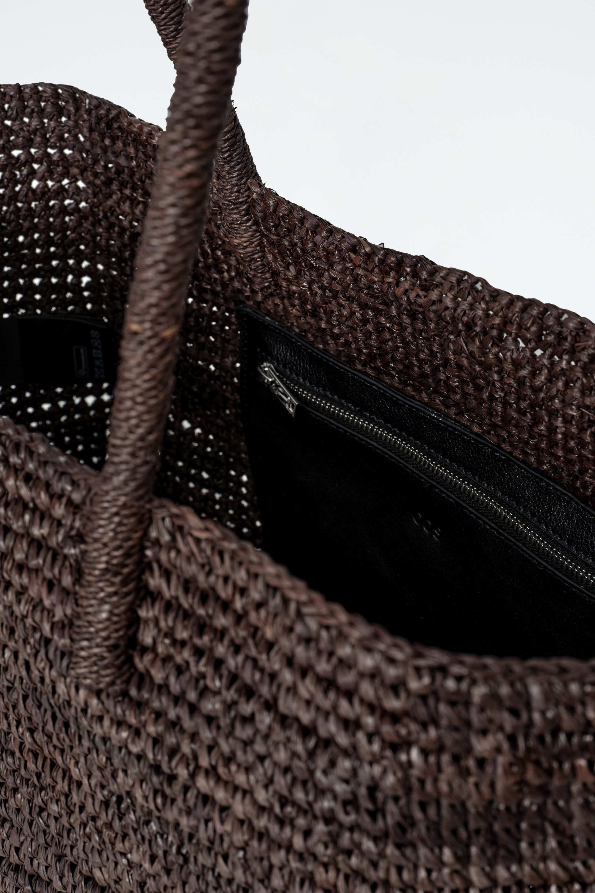 HAND-WOVEN TOTE BAG - RAFFIA - DARK BROWN | COS