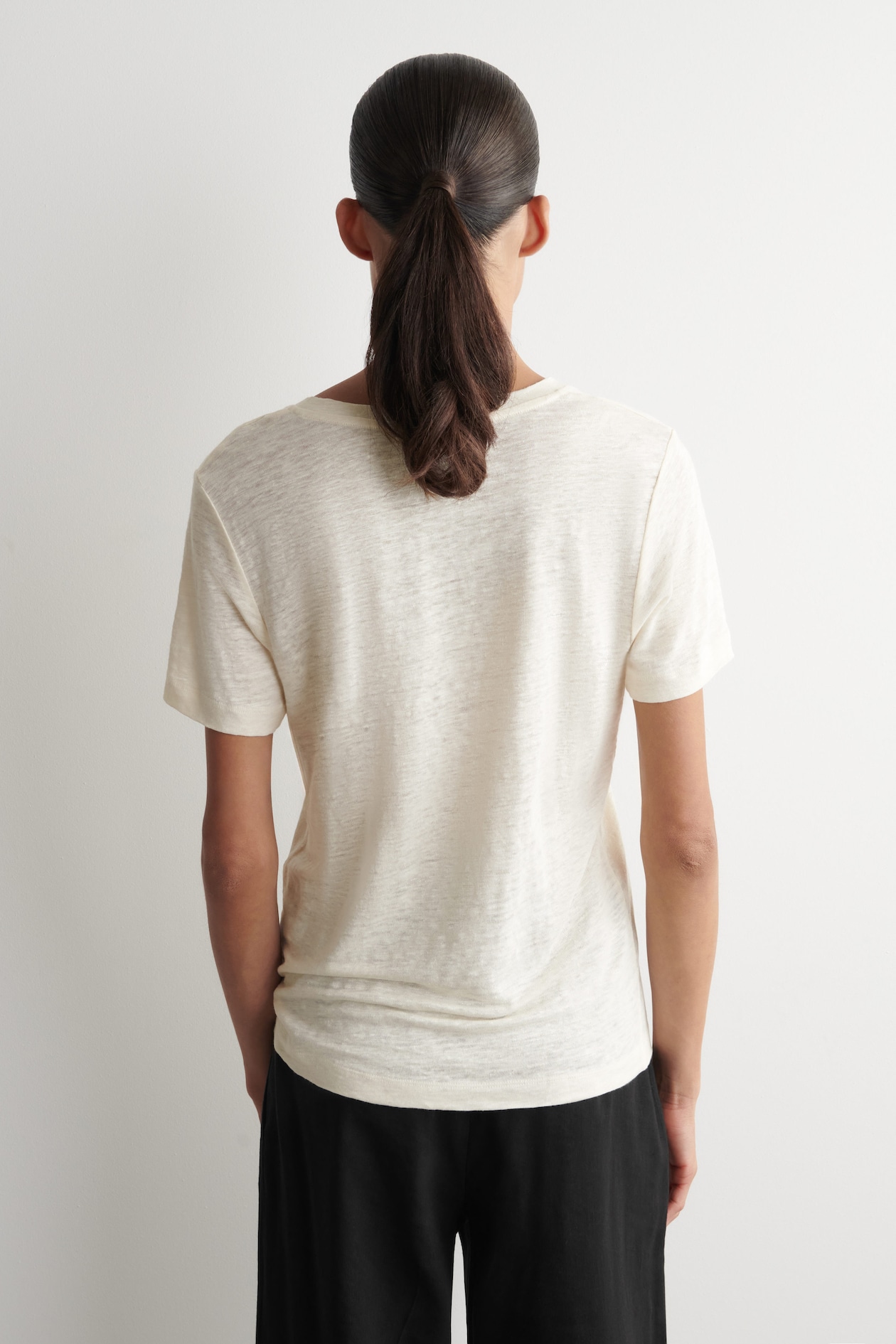 V-NECK LINEN T-SHIRT — IVORY
