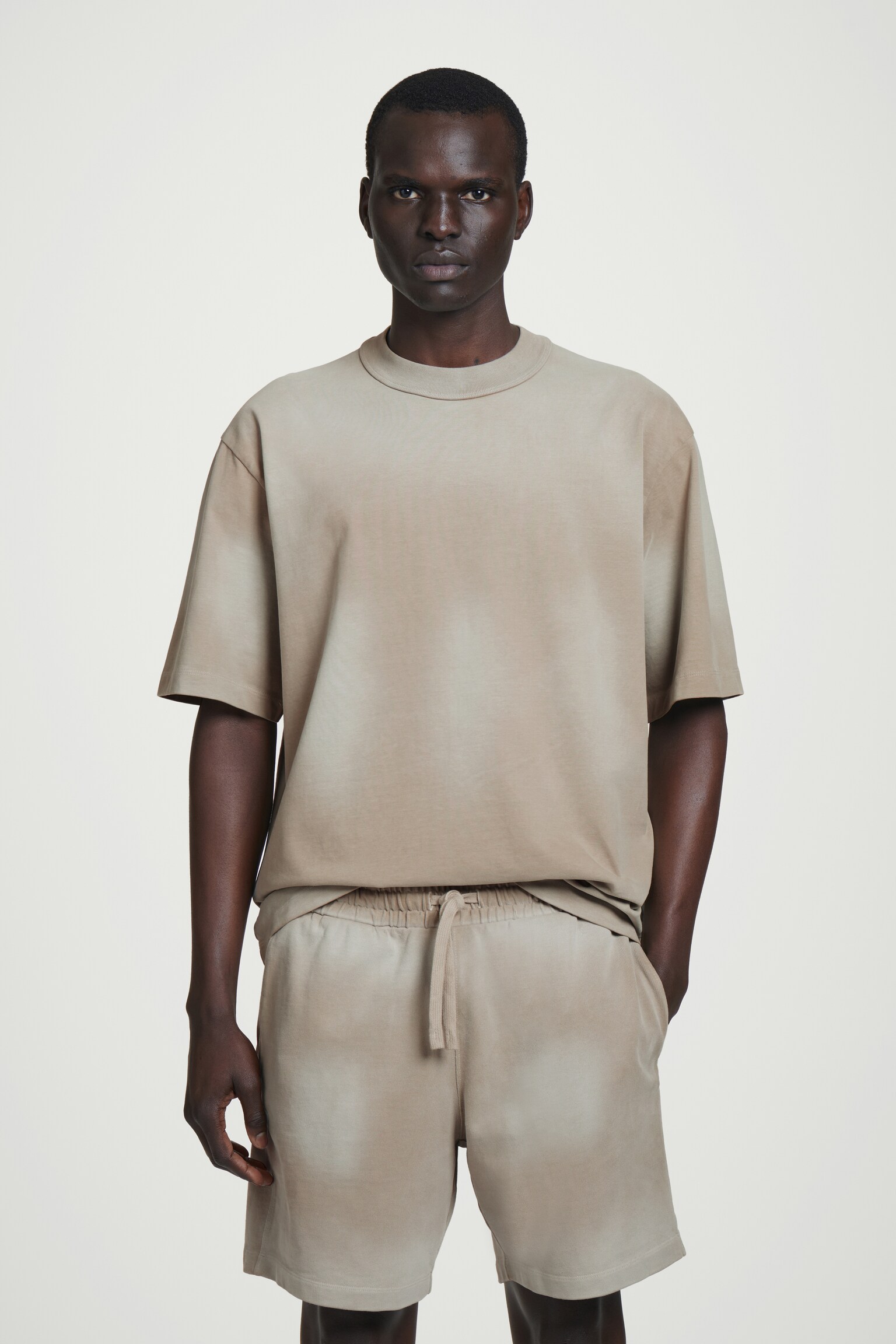 OVERSIZED MOCK-NECK T-SHIRT VAN GEWASSEN JERSEY - MOL/ZWART - 1